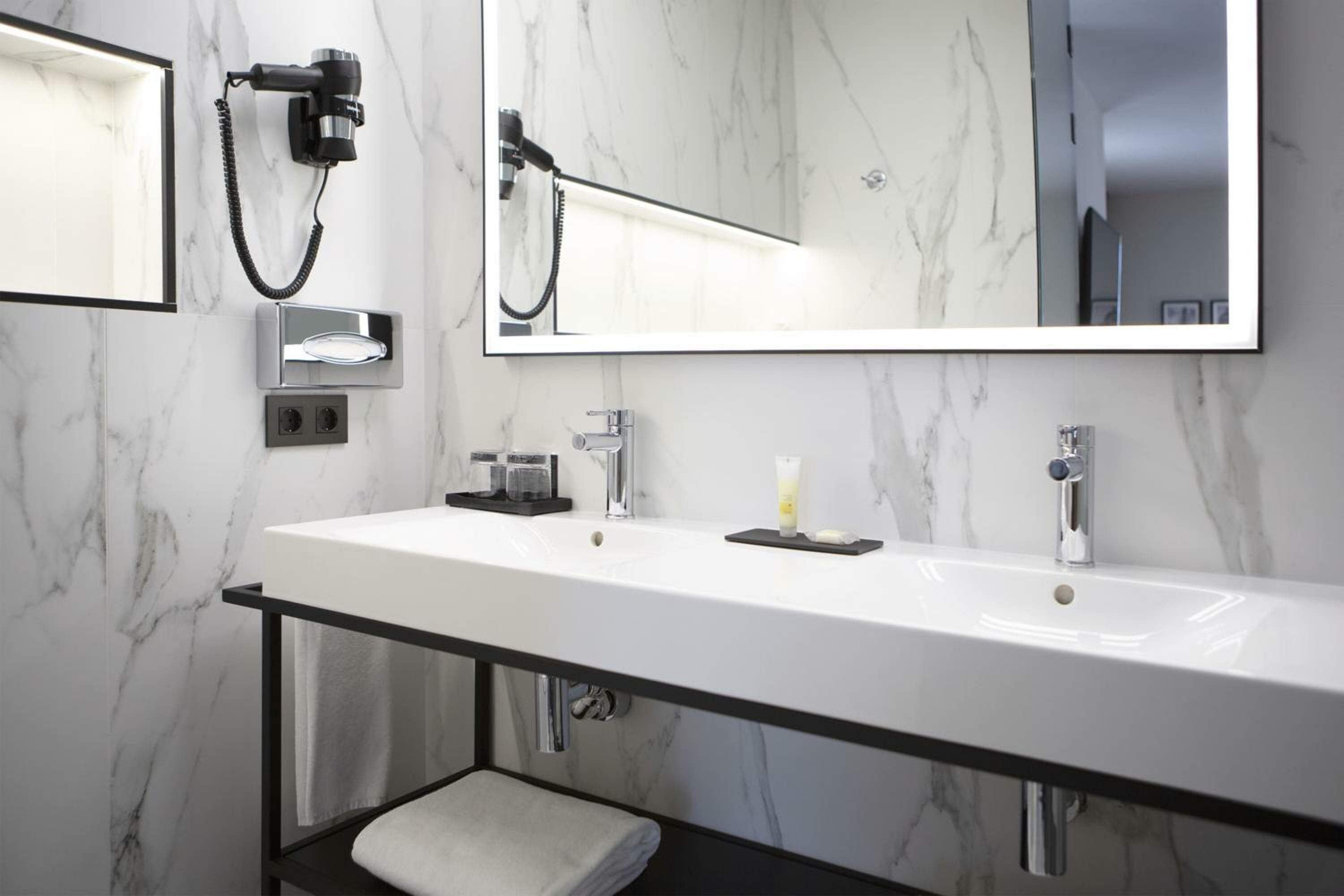 Deluxe Superior Twin Room