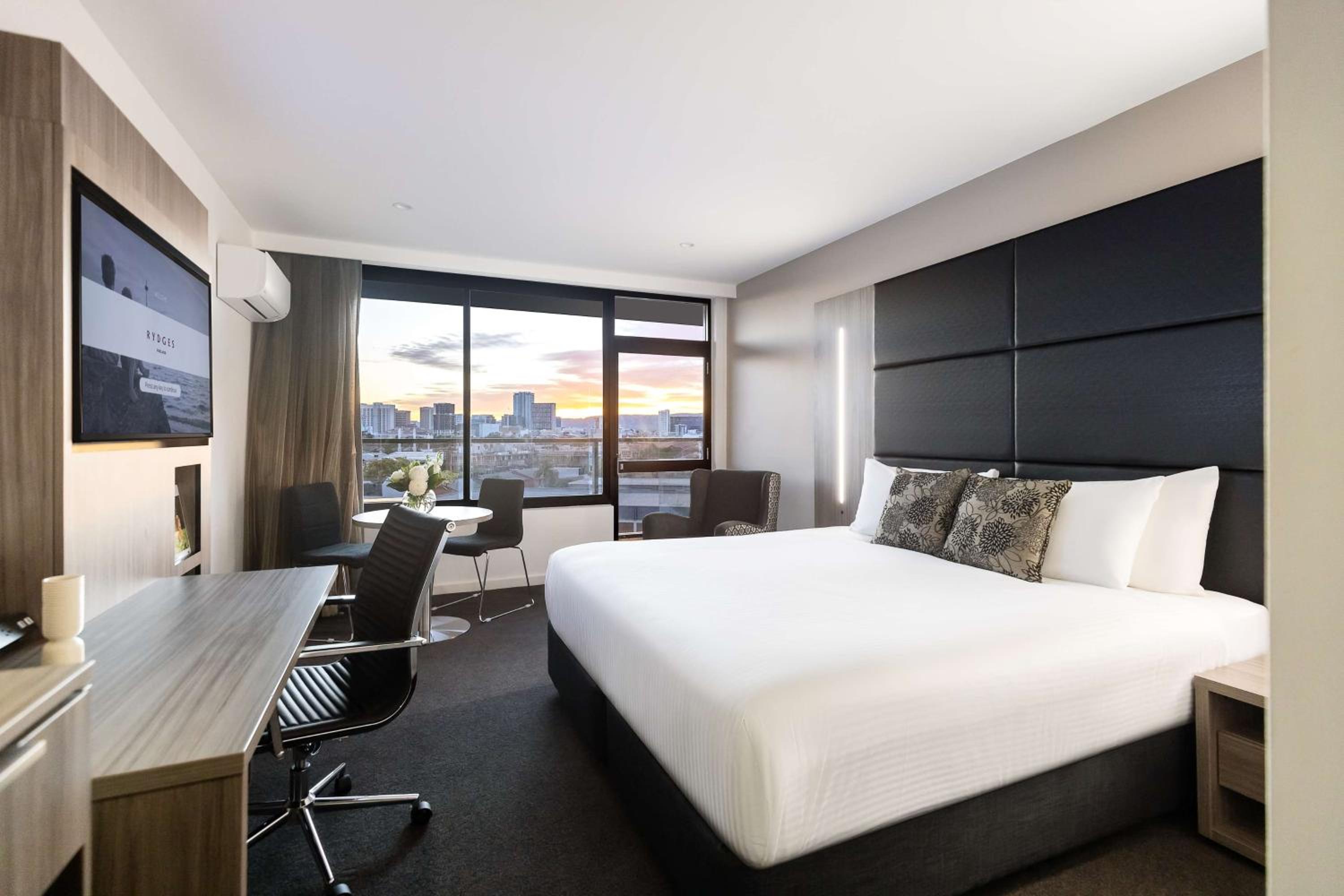 Superior King Room with City View