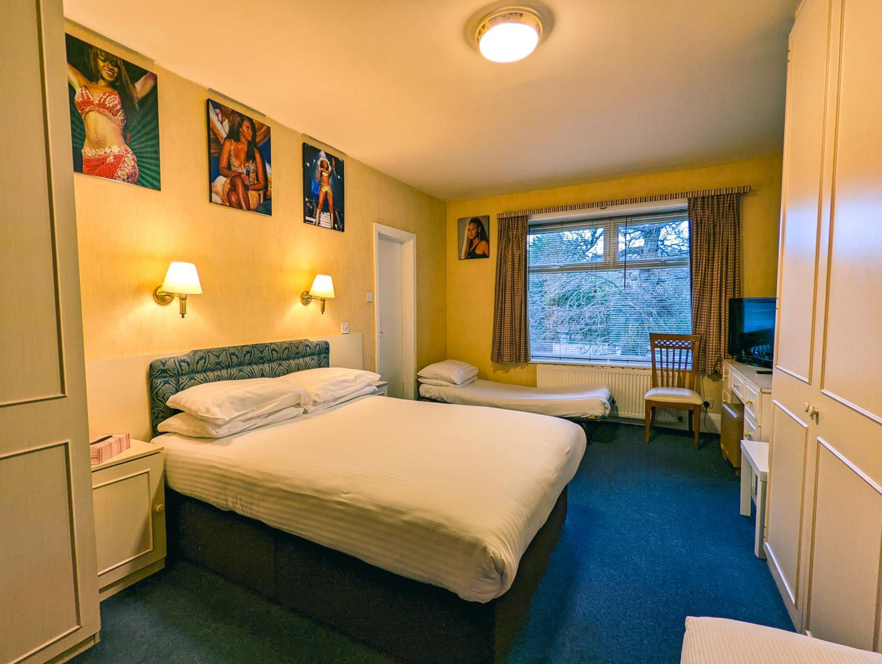 Family Room (2 Adults + 2 Children)