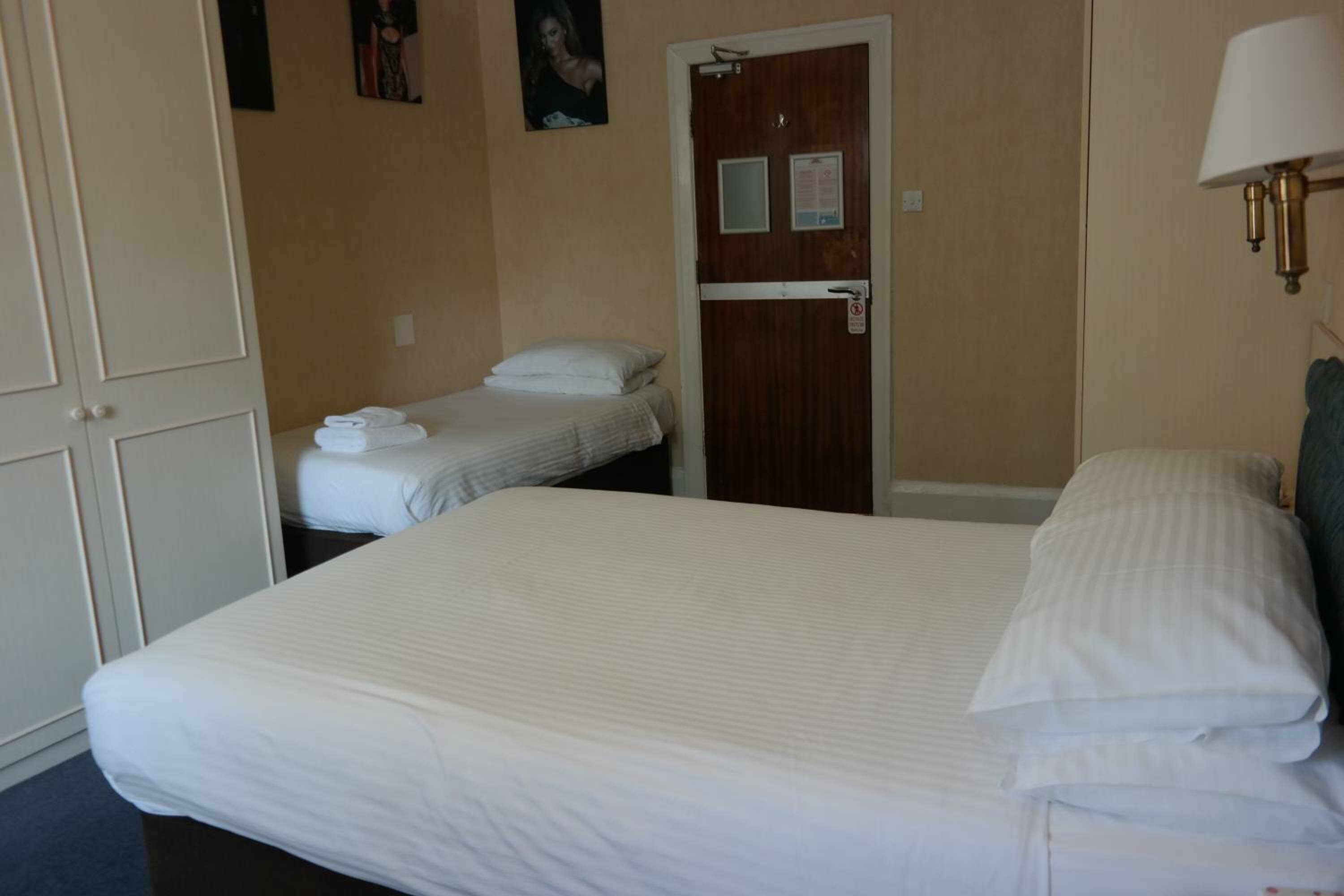 Family Room (2 Adults + 2 Children)