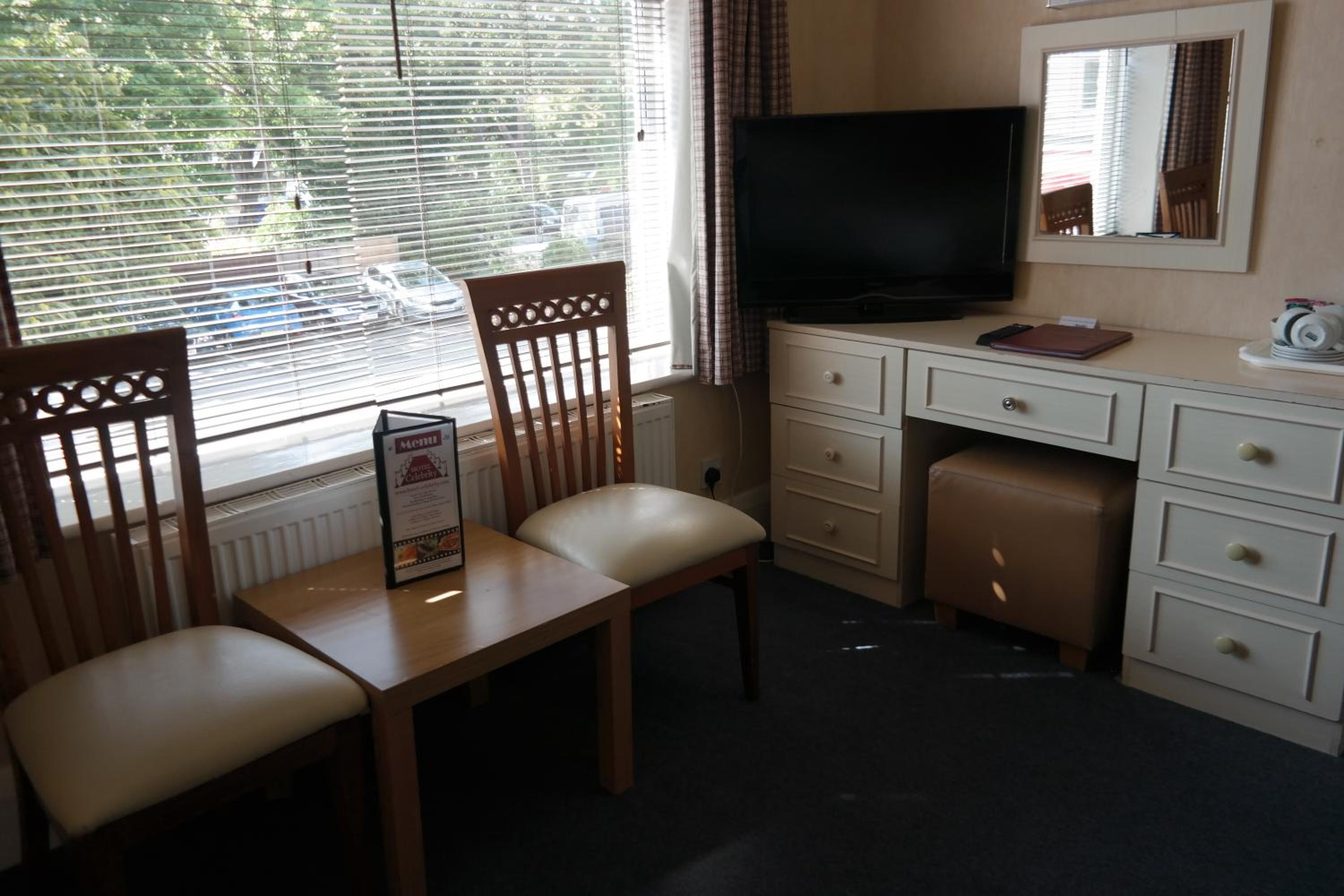 Family Room (2 Adults + 2 Children)