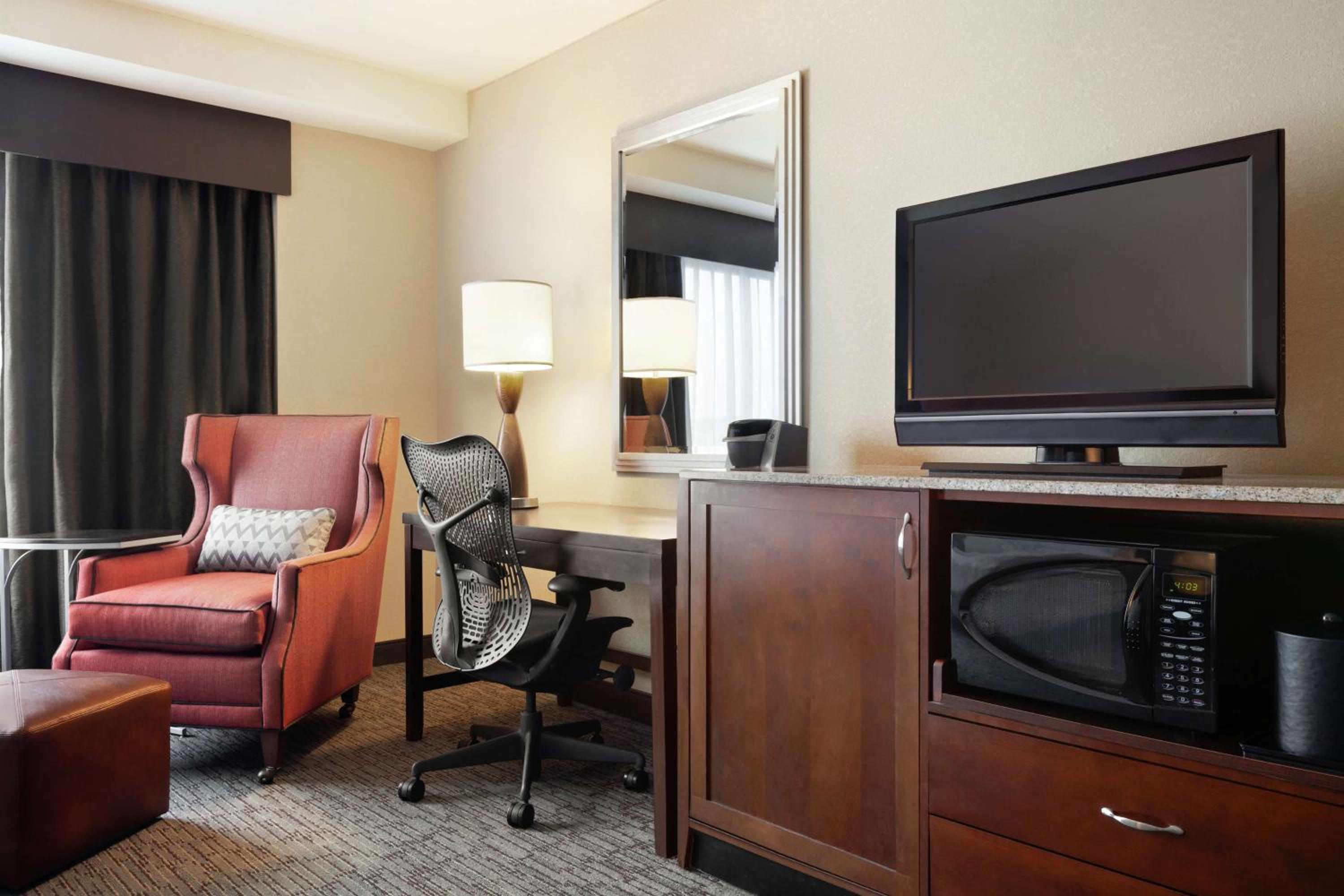 Premium Queen Room With Two Queen Beds And Roll-In Shower - Mobility Access