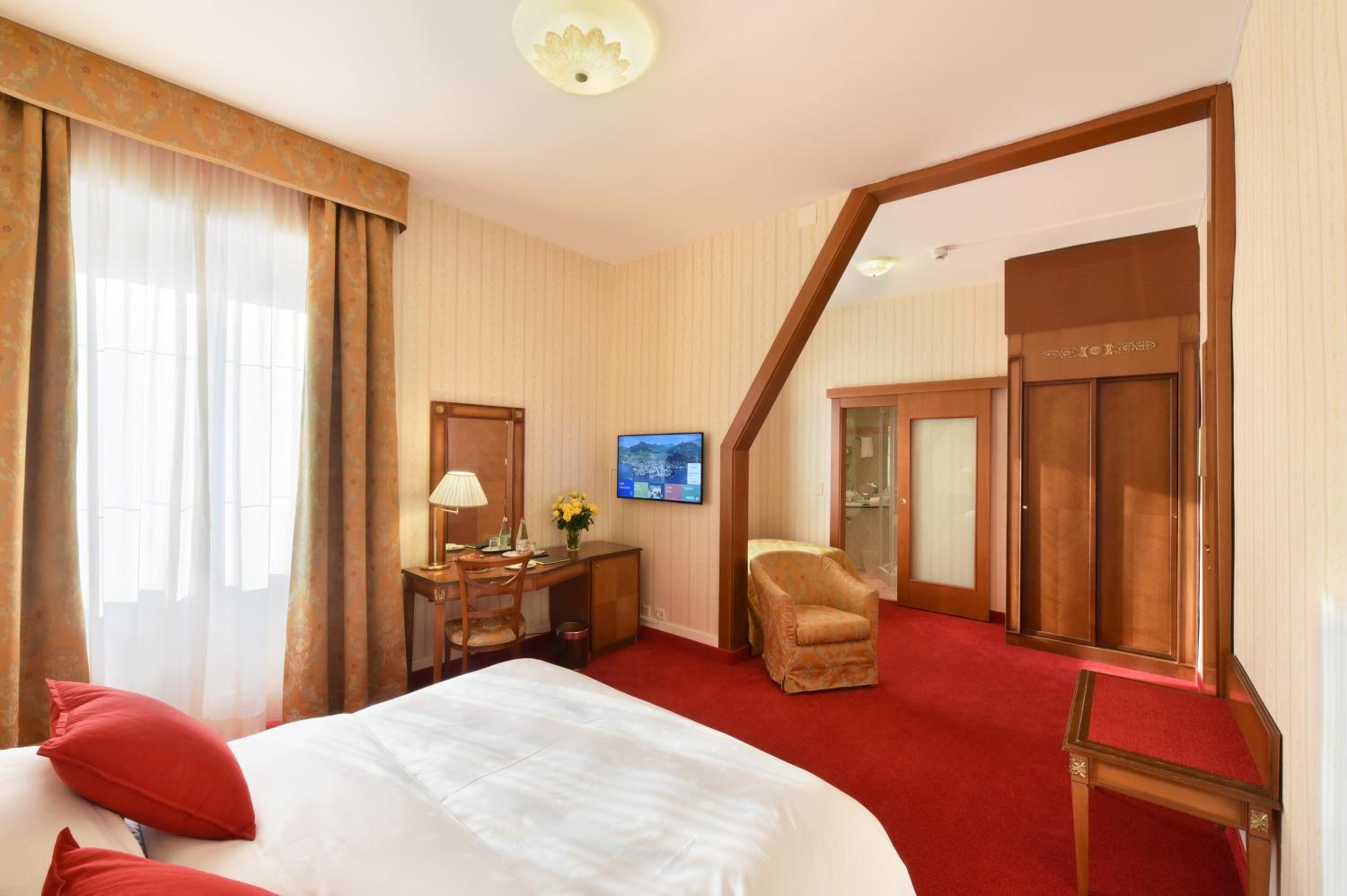 Standard Triple Room with City View