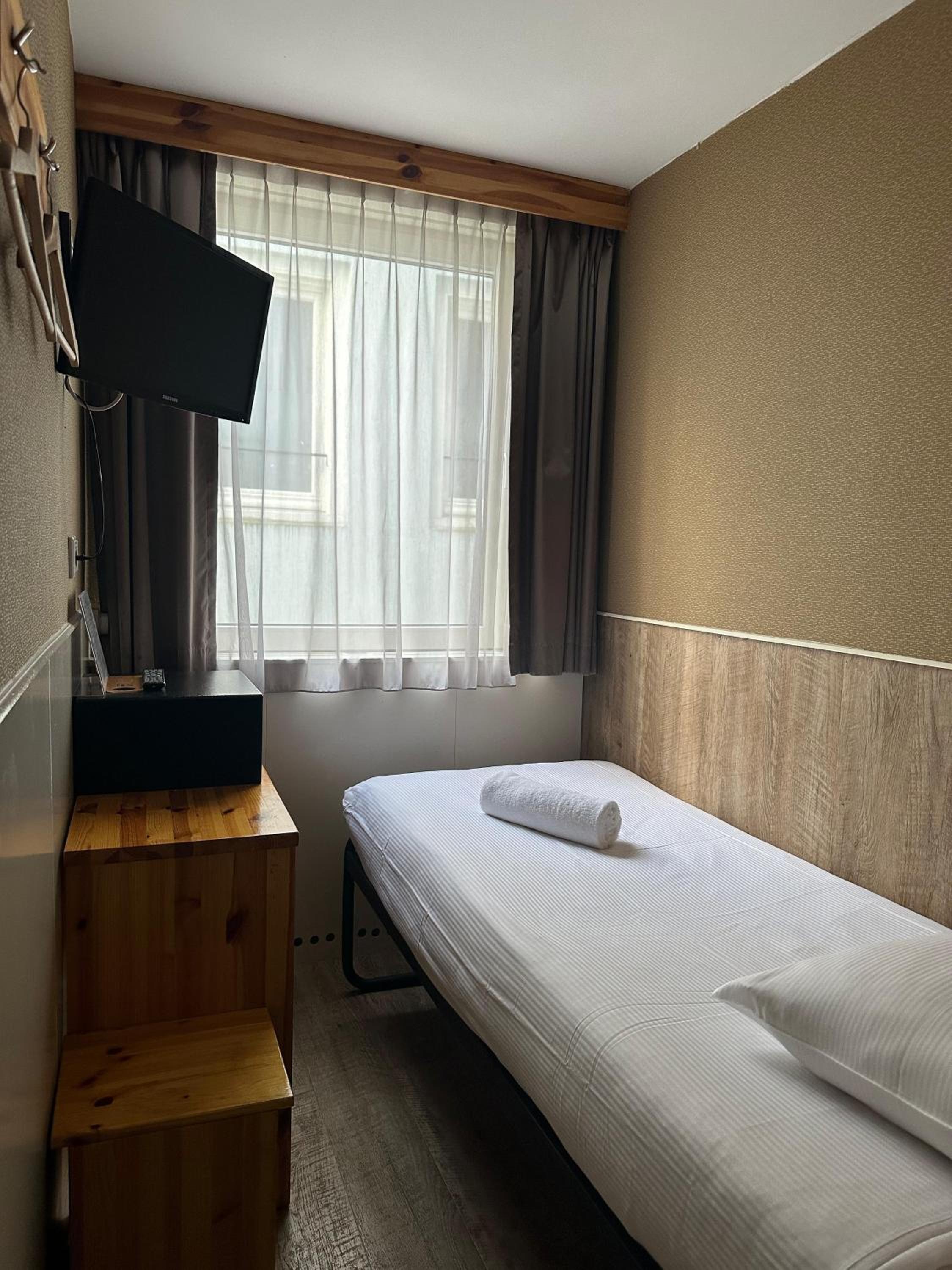 Single Room with Private Shower and Toilet