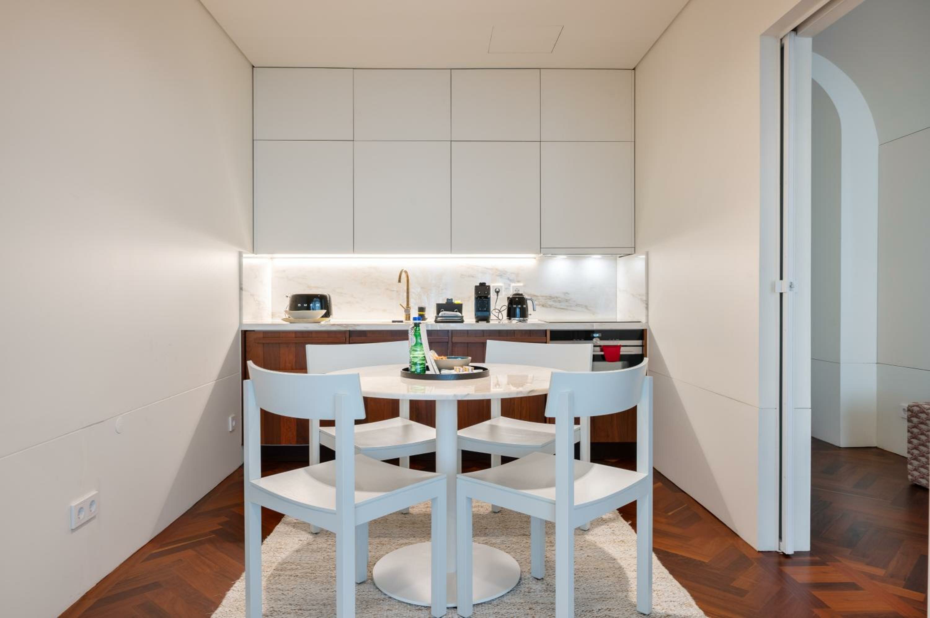 Deluxe Two-bedroom Apartment with City View
