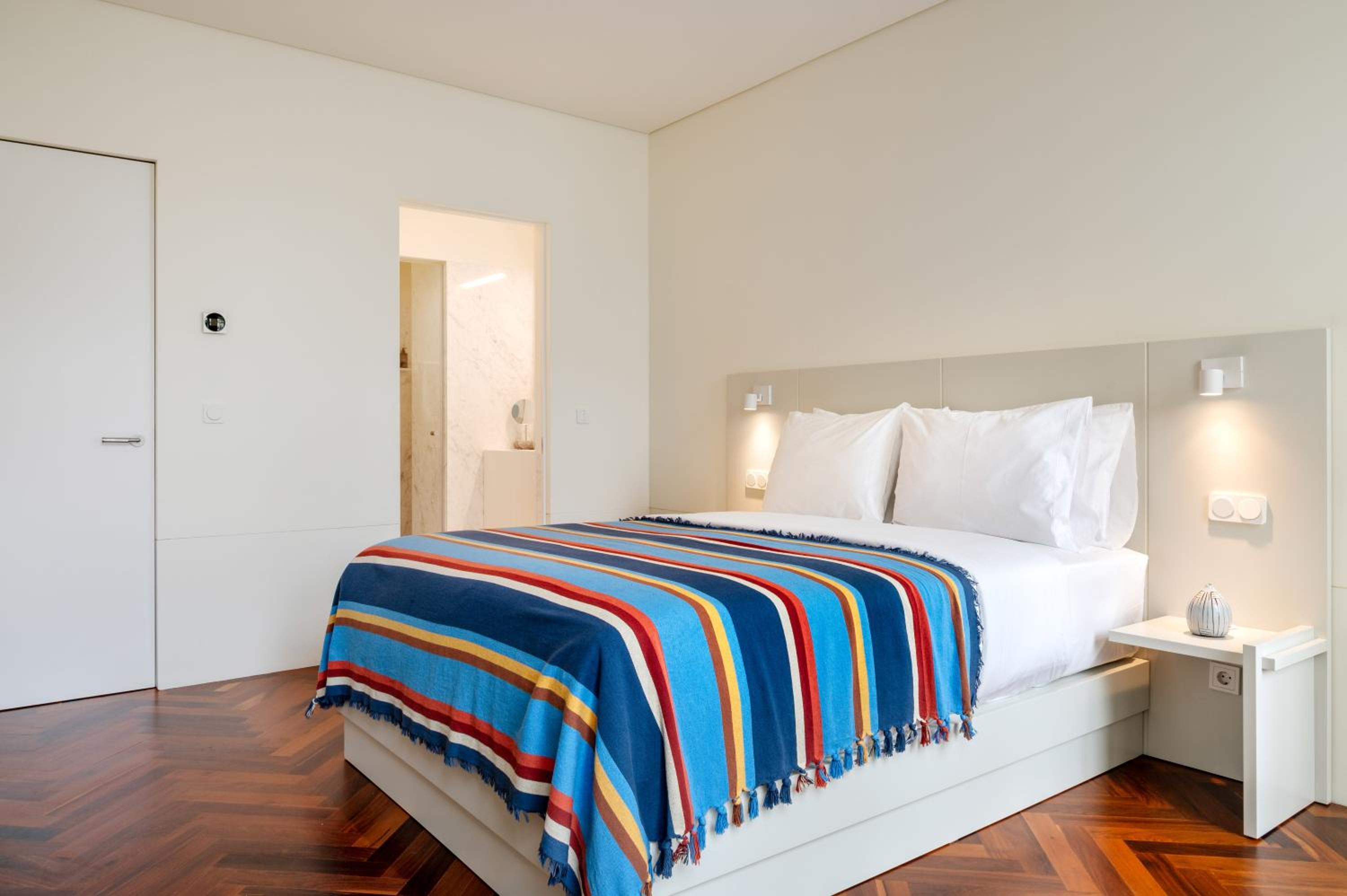 Deluxe Two-bedroom Apartment with City View