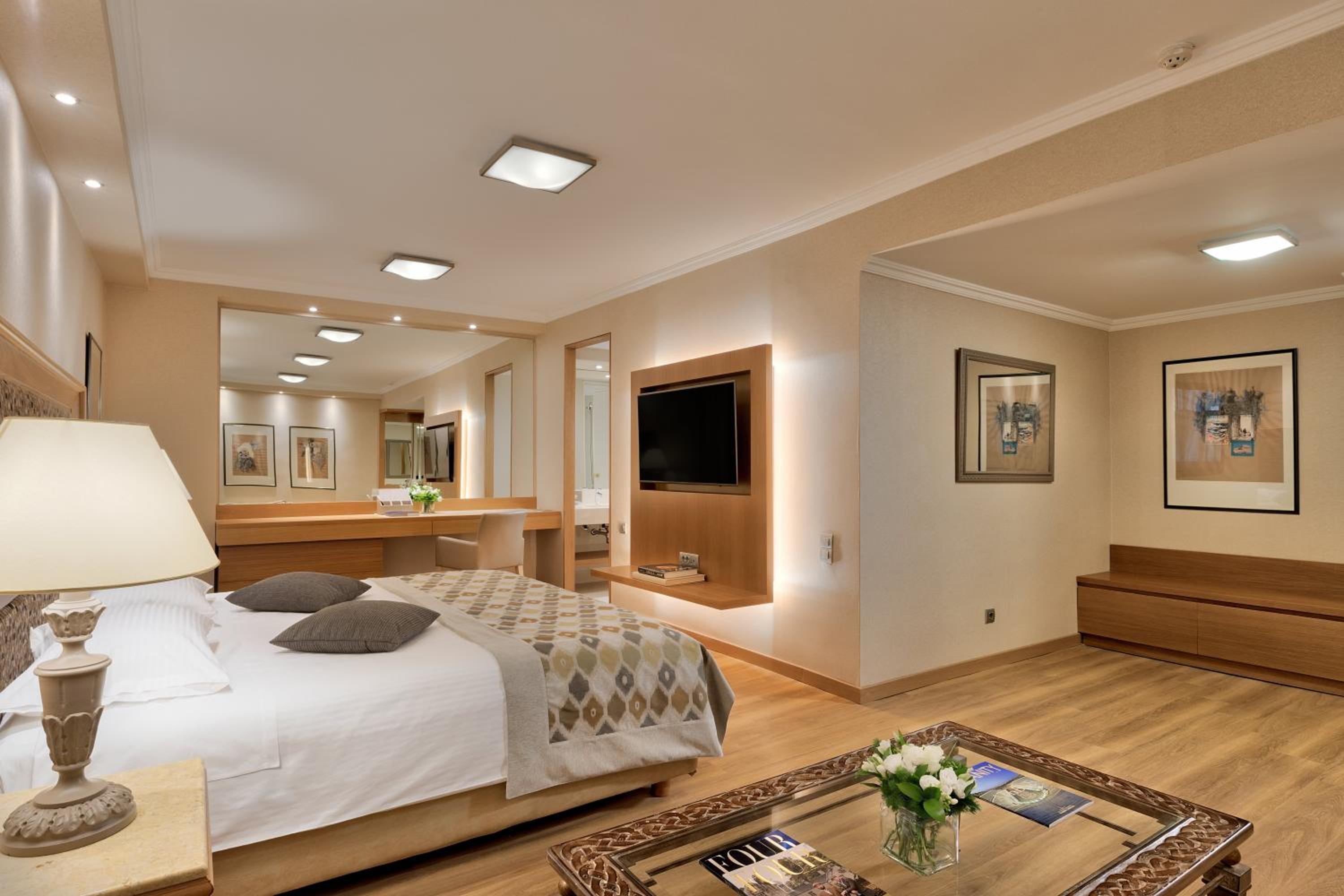 Family Room (2 Adults + 2 Children)