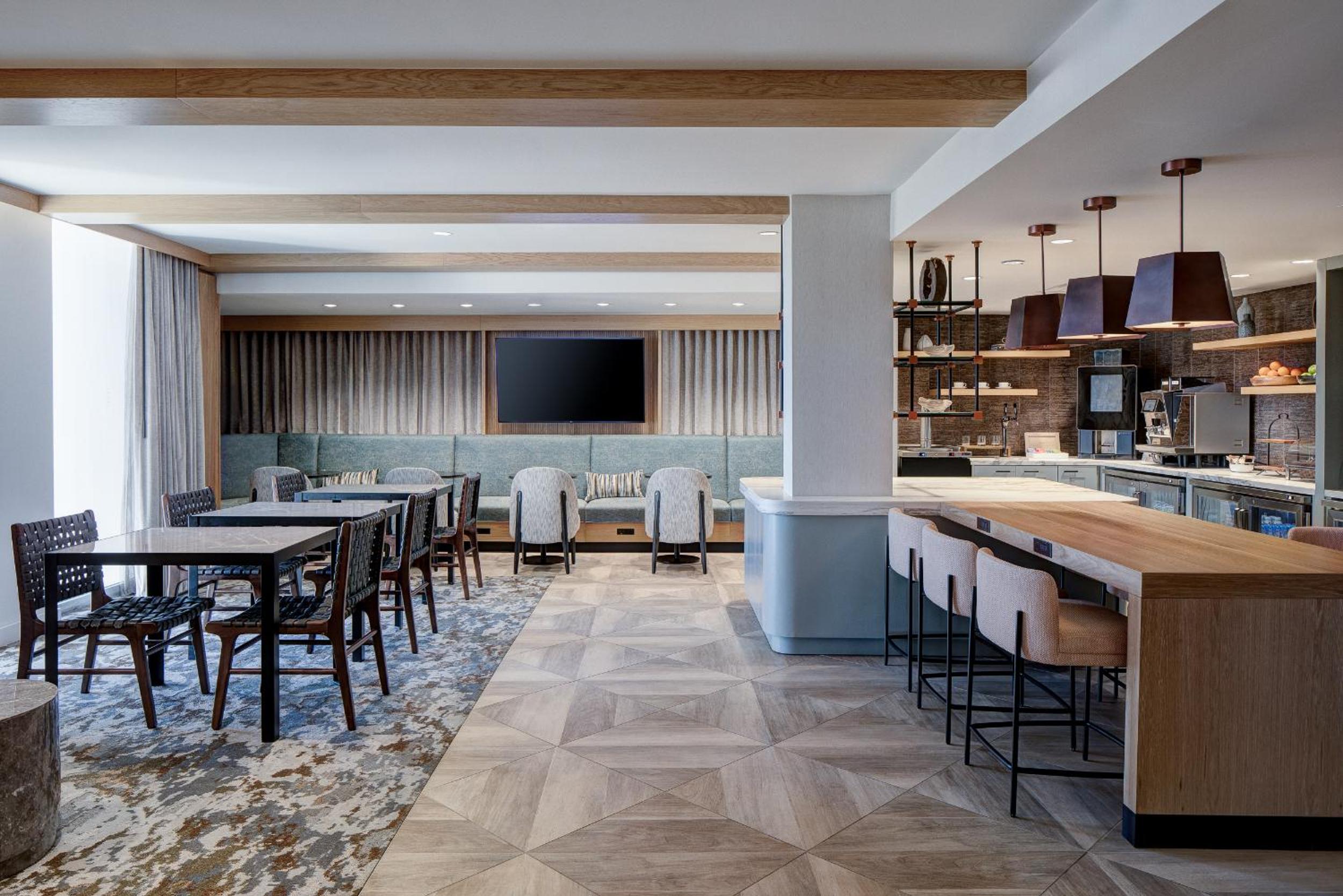 Junior King Suite with Sofa Bed - Club Lounge Access