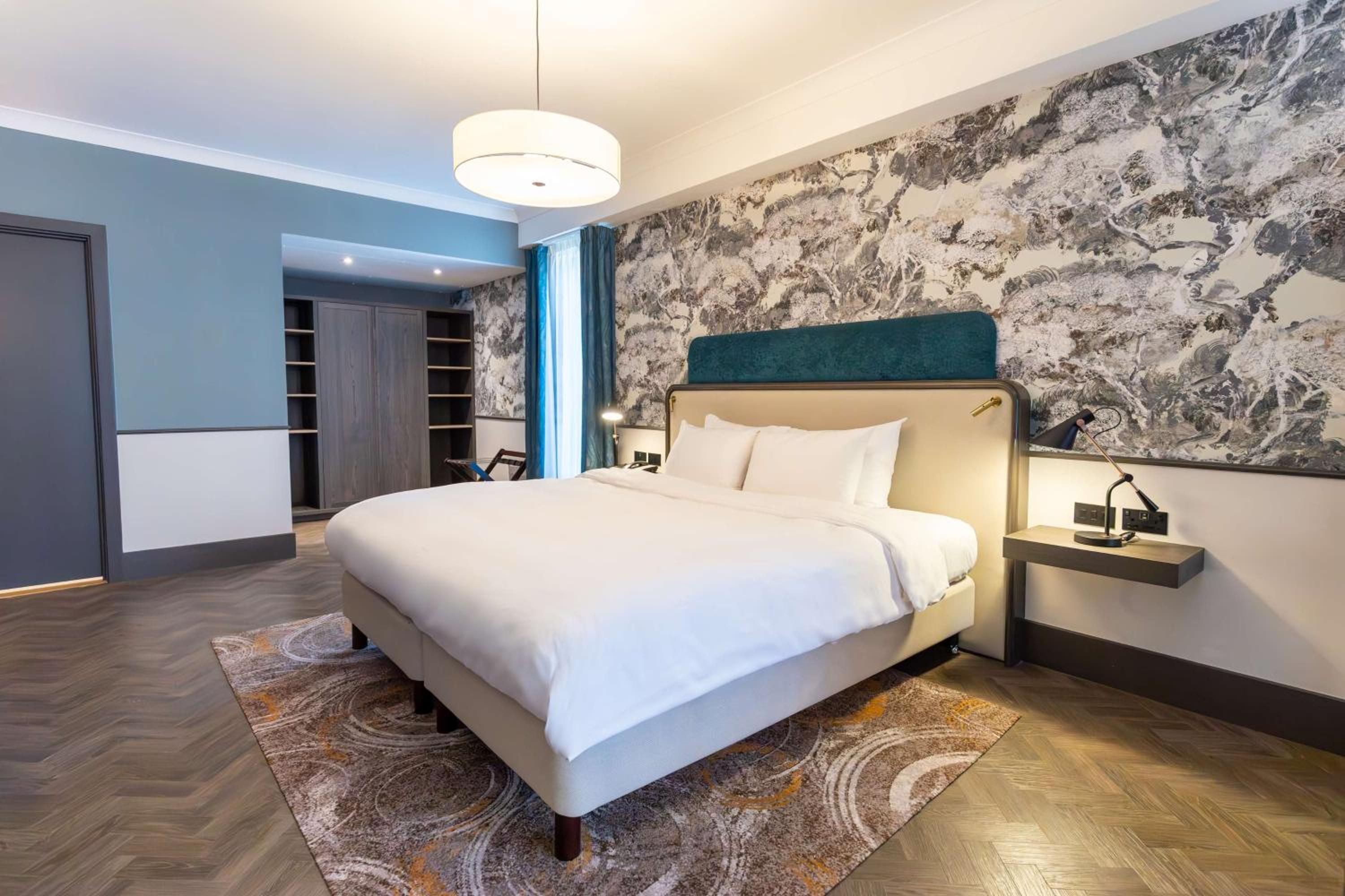 Corner Suite