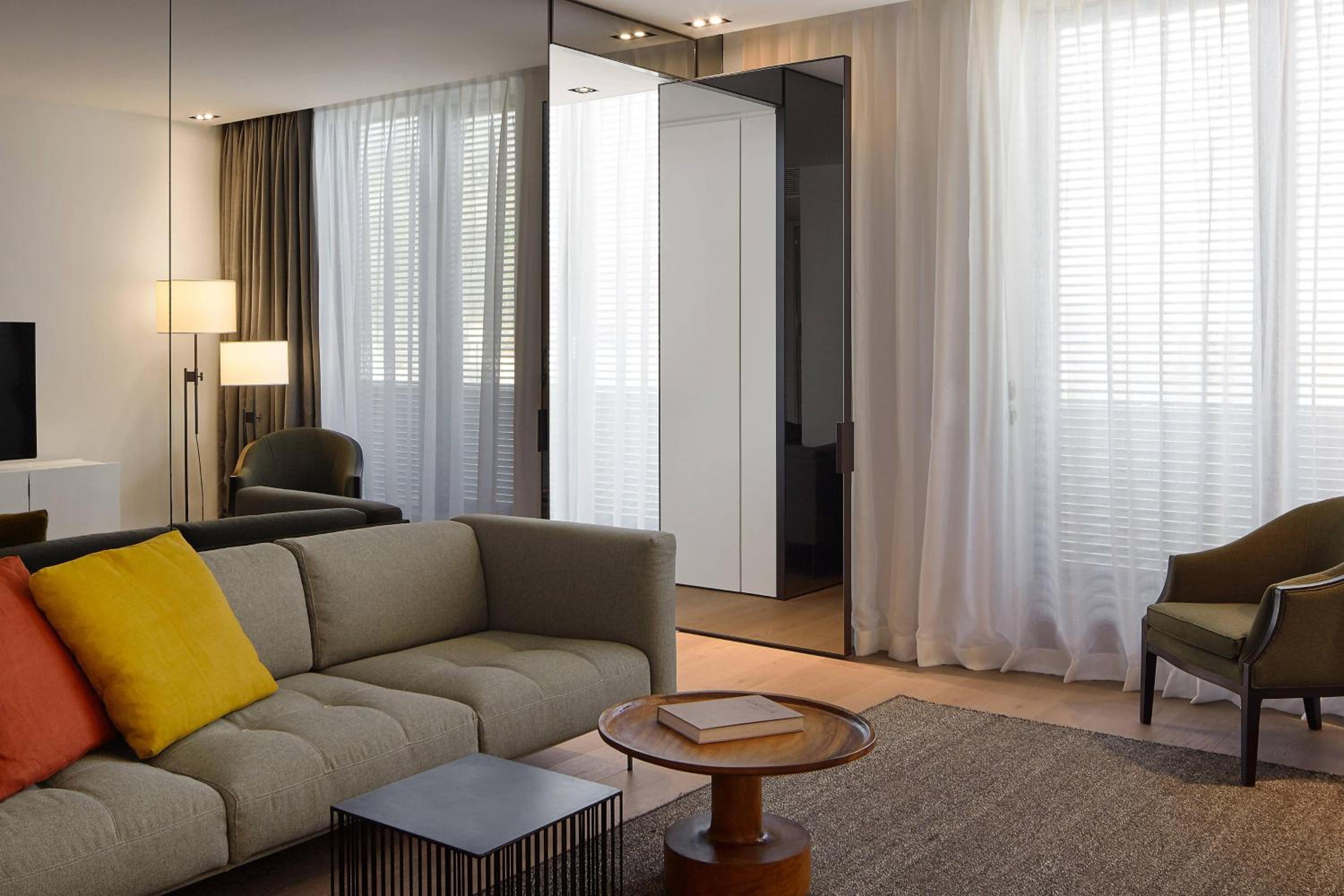 Select Suite, 1 Bedroom Suite, 1 King, Corner room