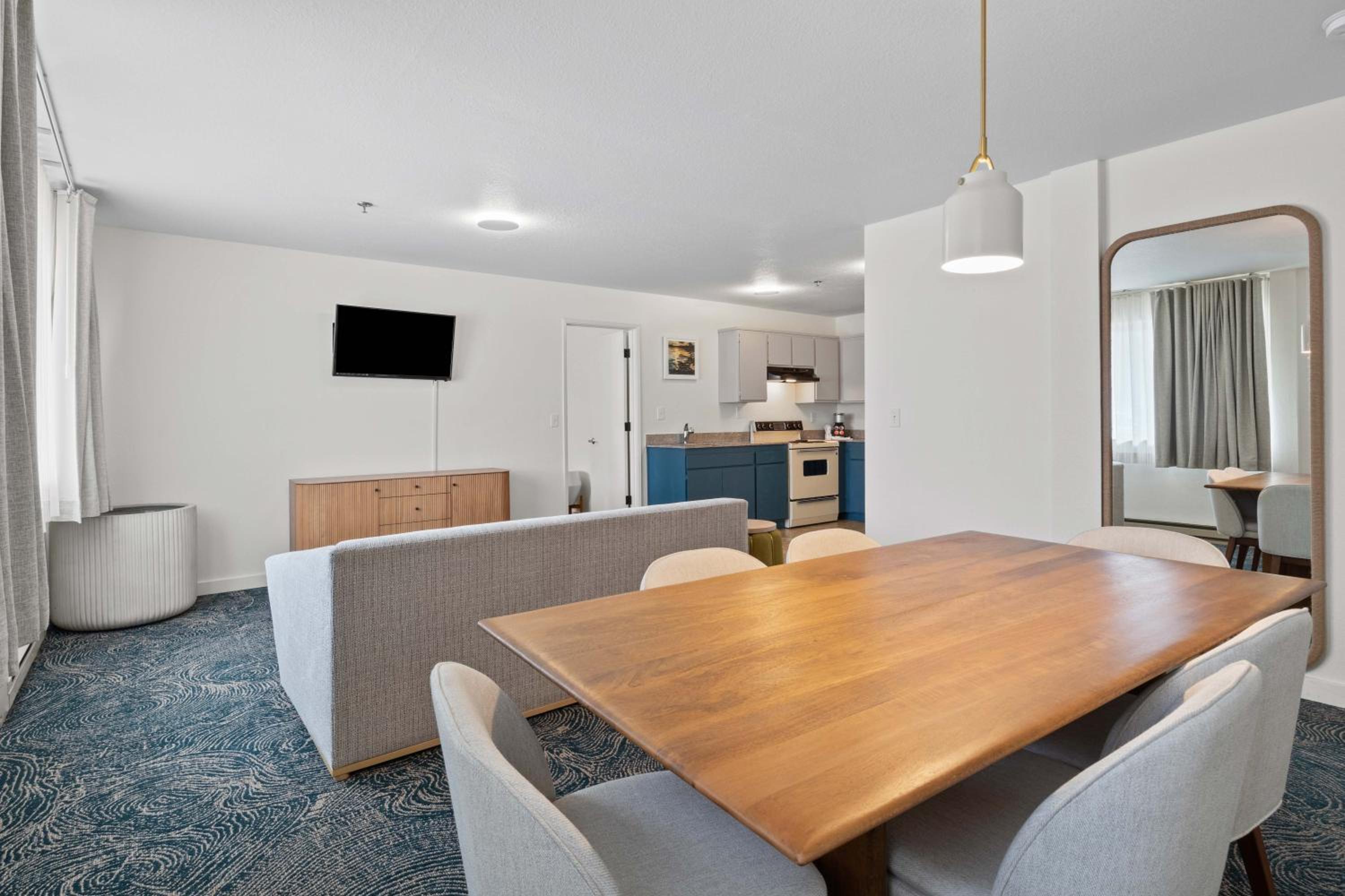One-Bedroom Suite with Kitchen and Hillside View - Pet Friendly