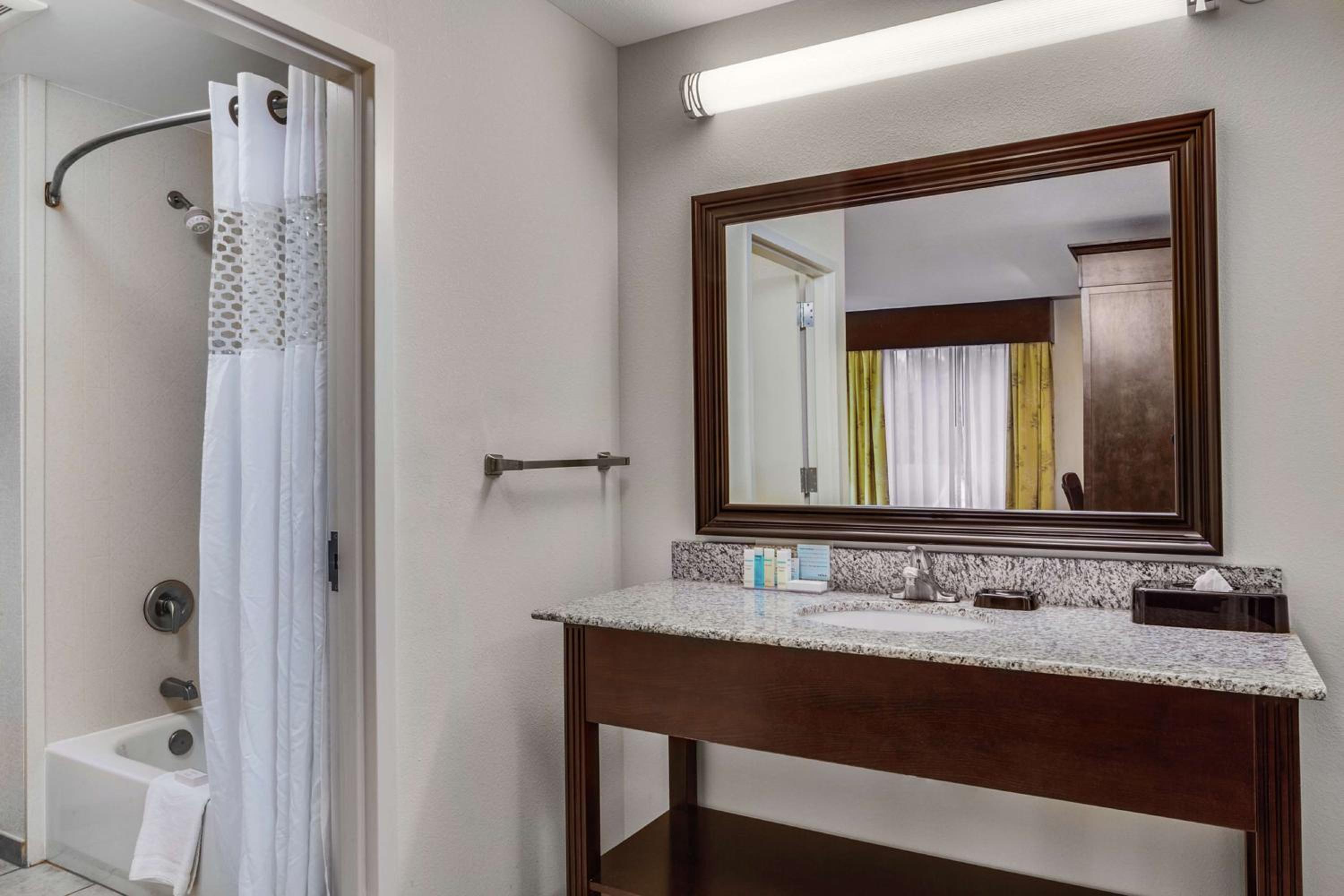 Studio with Two Queen Beds - Non-Smoking