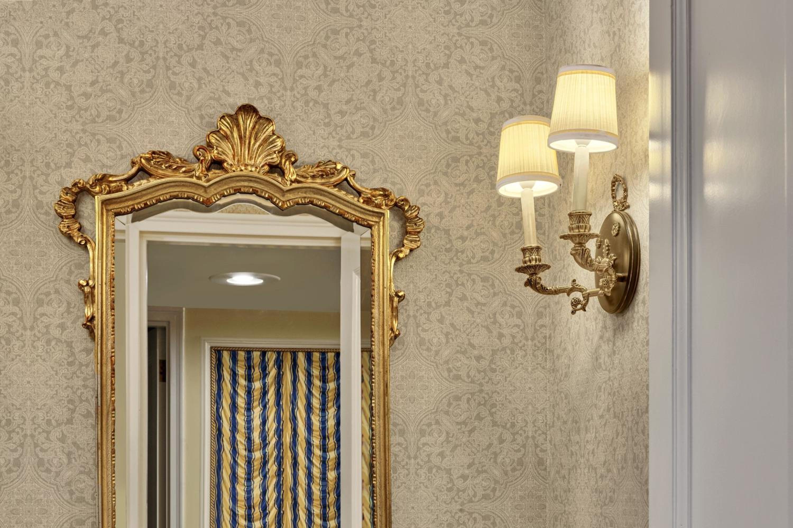 Royal Suite, 1 Bedroom Larger Suite, 1 King, Corner room