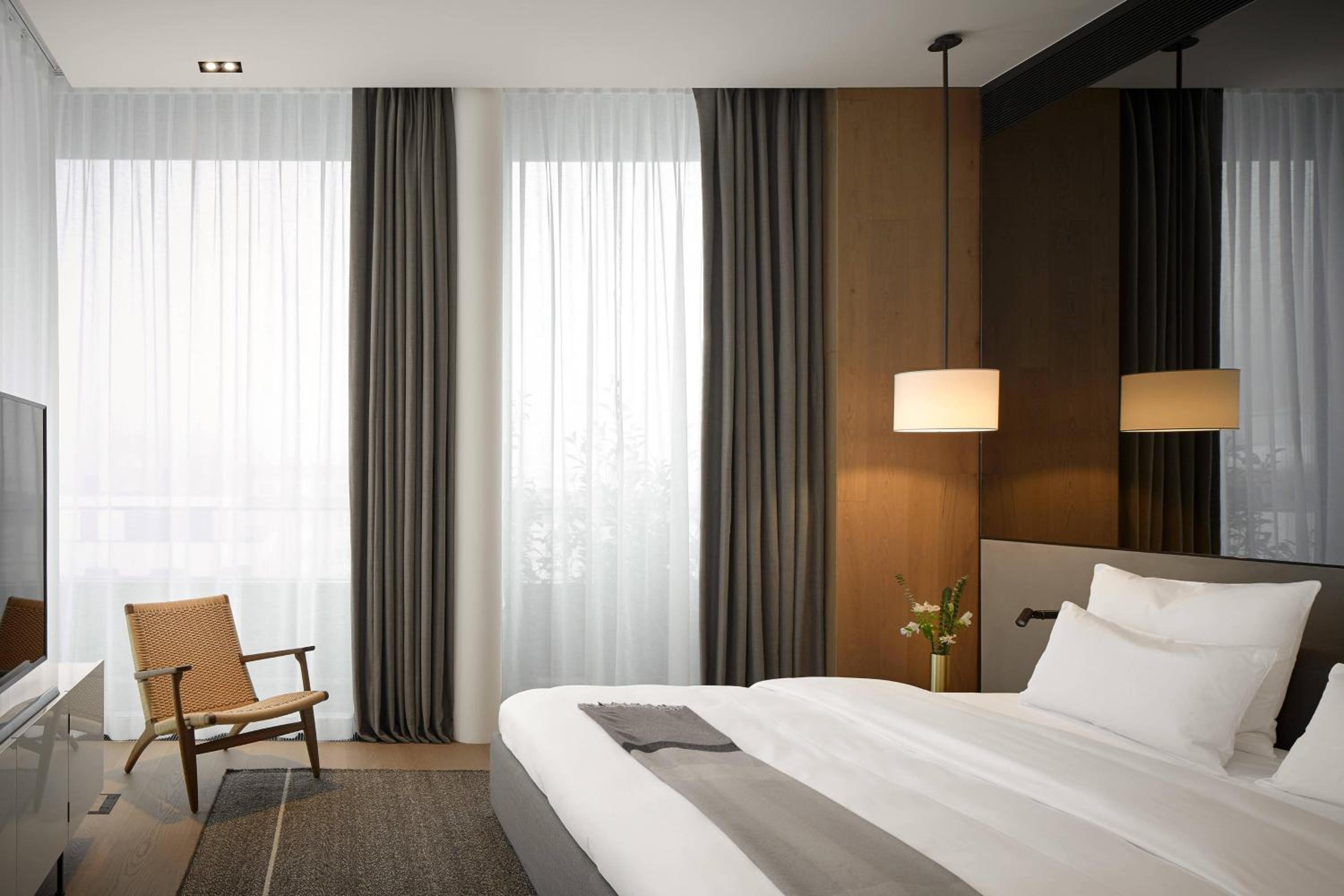 Master Suite, 1 Bedroom Suite, 1 King, Corner room, Balcony
