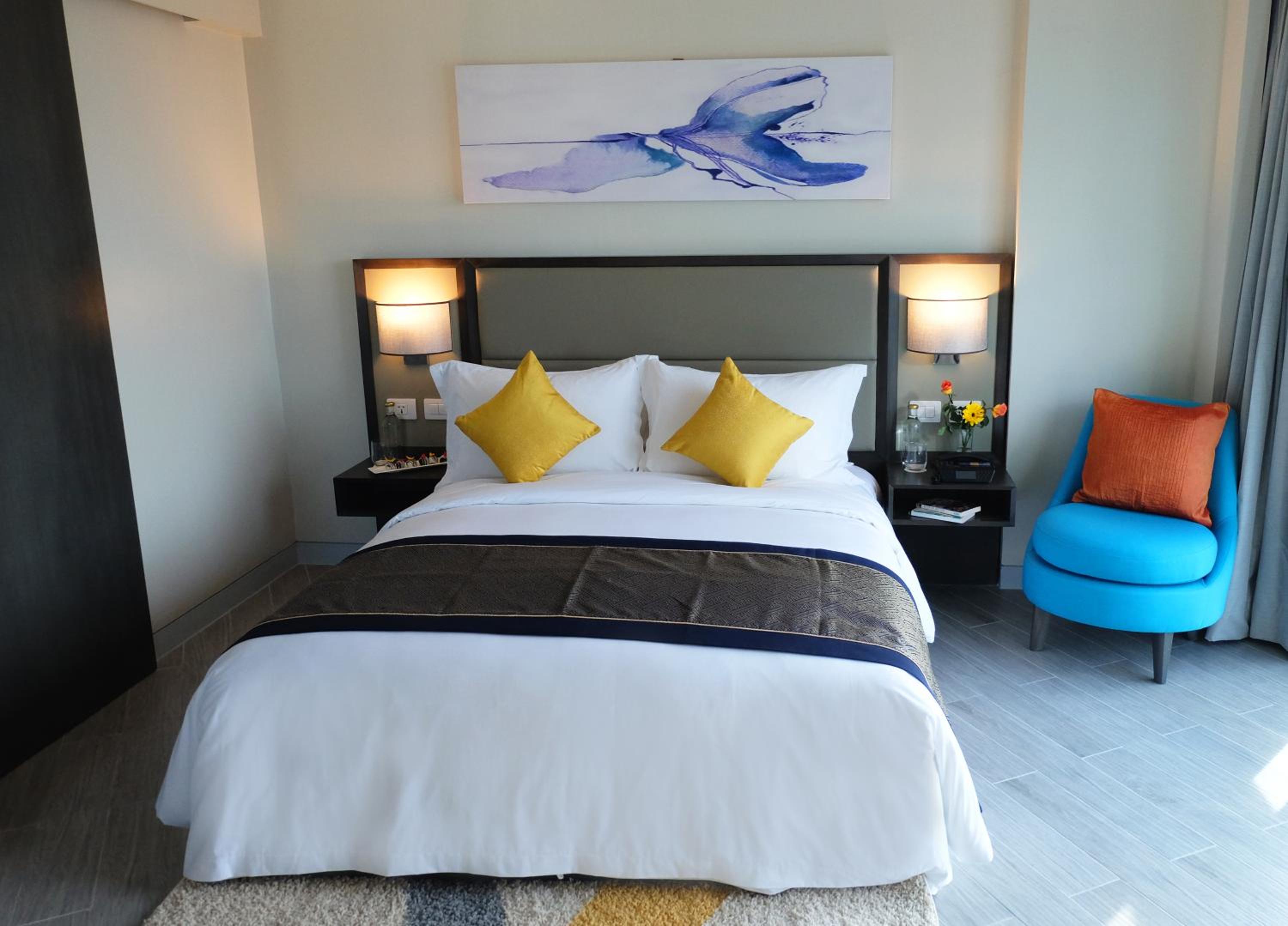 1 Bedroom Executive Suite with Living Room and Airport View