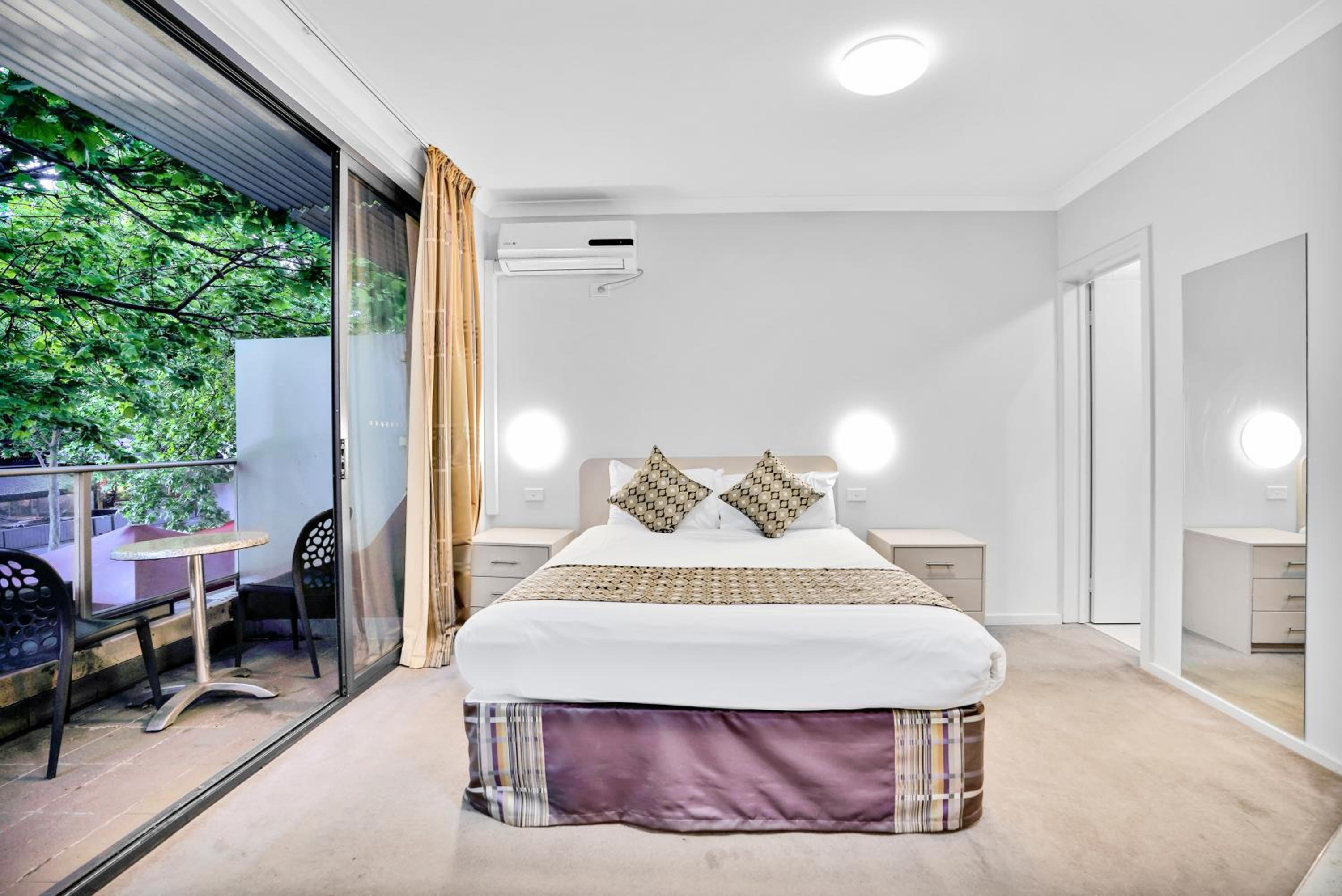 Lygon Front Suite