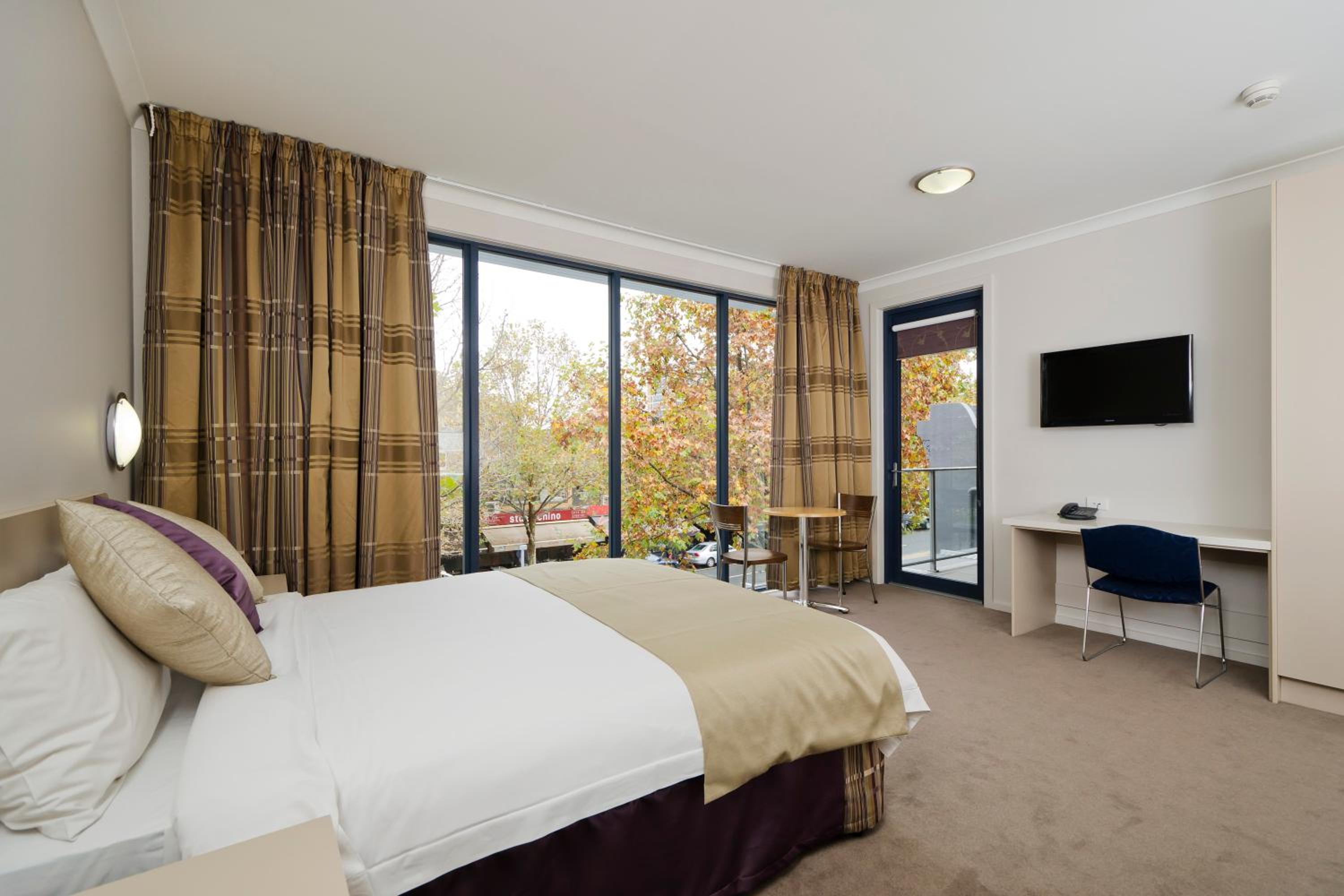 Lygon Front Suite