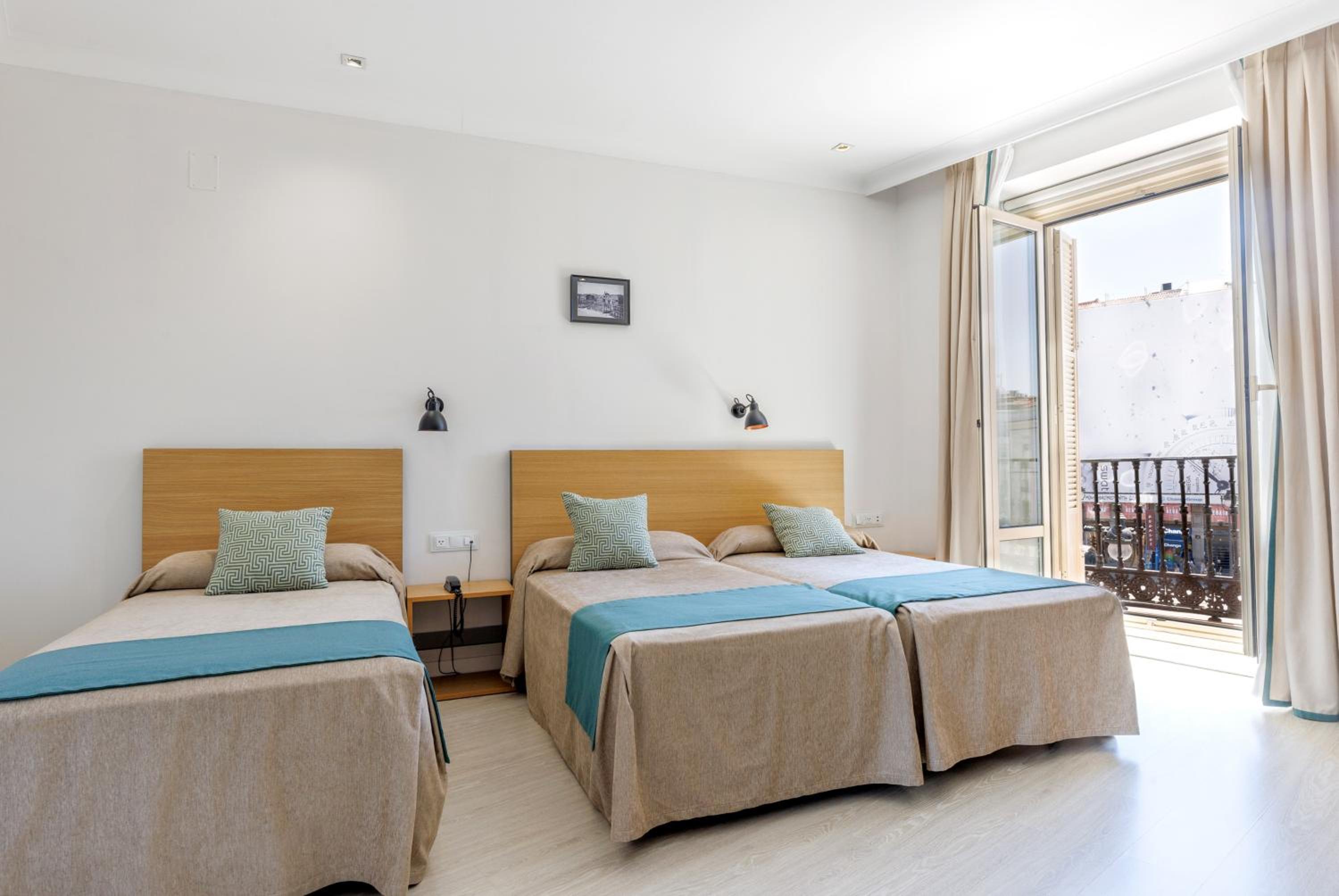 Triple Room with Puerta del Sol Views 