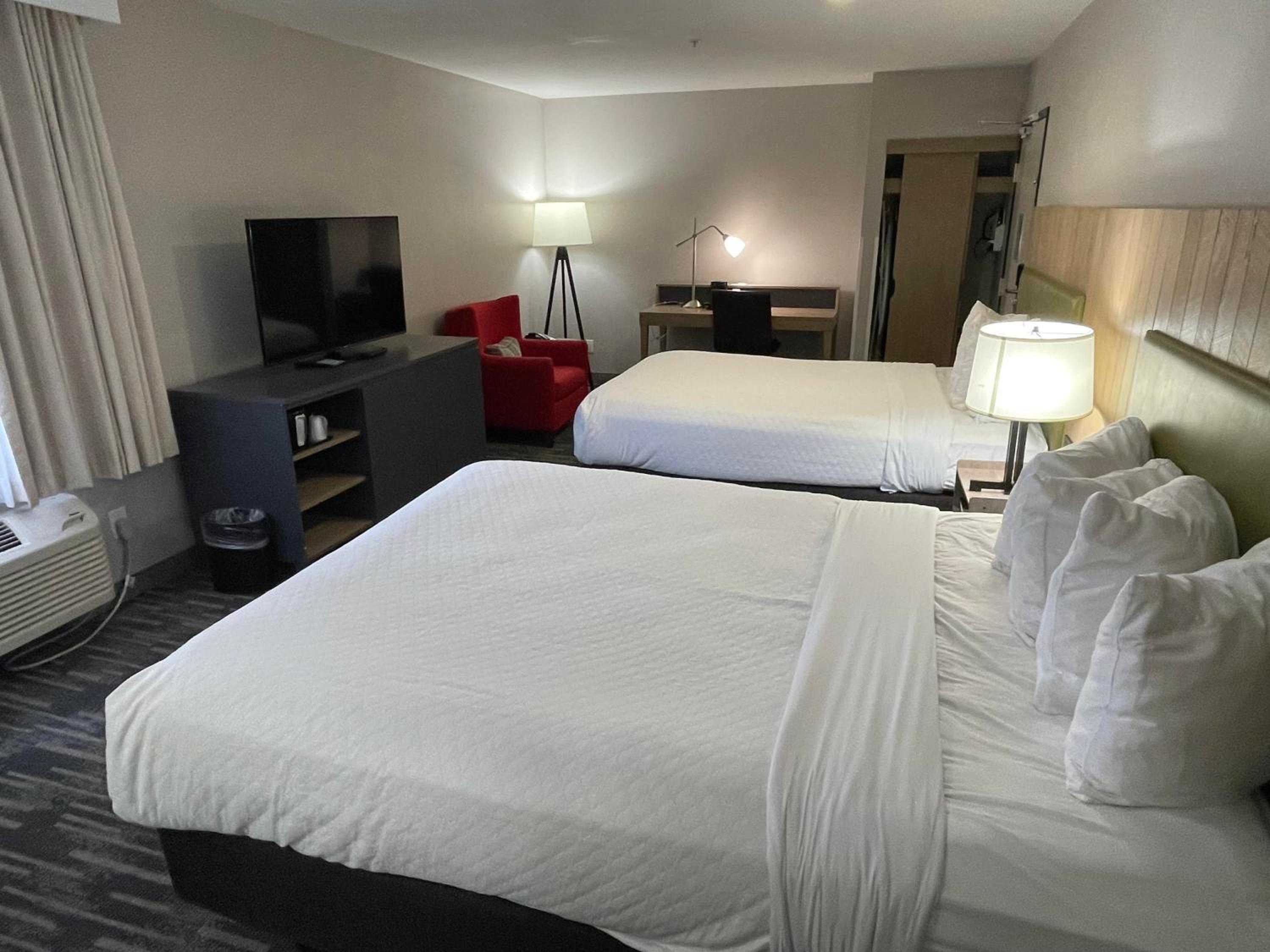 Whirlpool Suite with Two Queen Beds - Non-Smoking