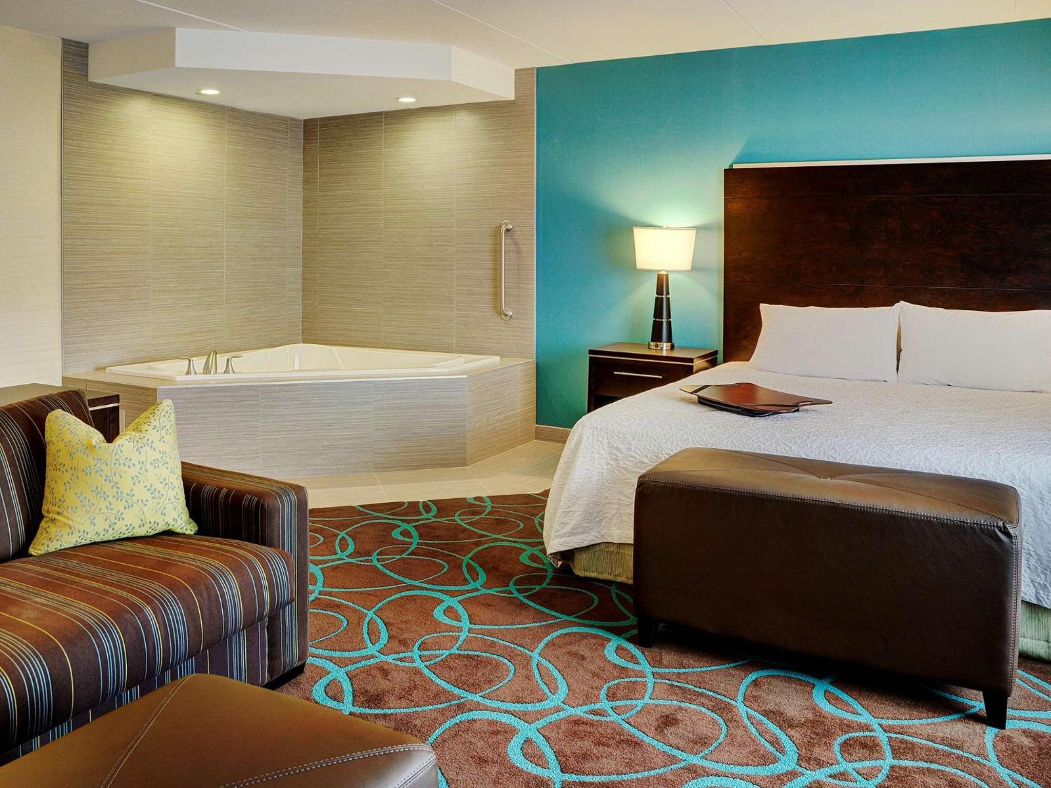 King Studio Suite with Whirlpool - Non-Smoking