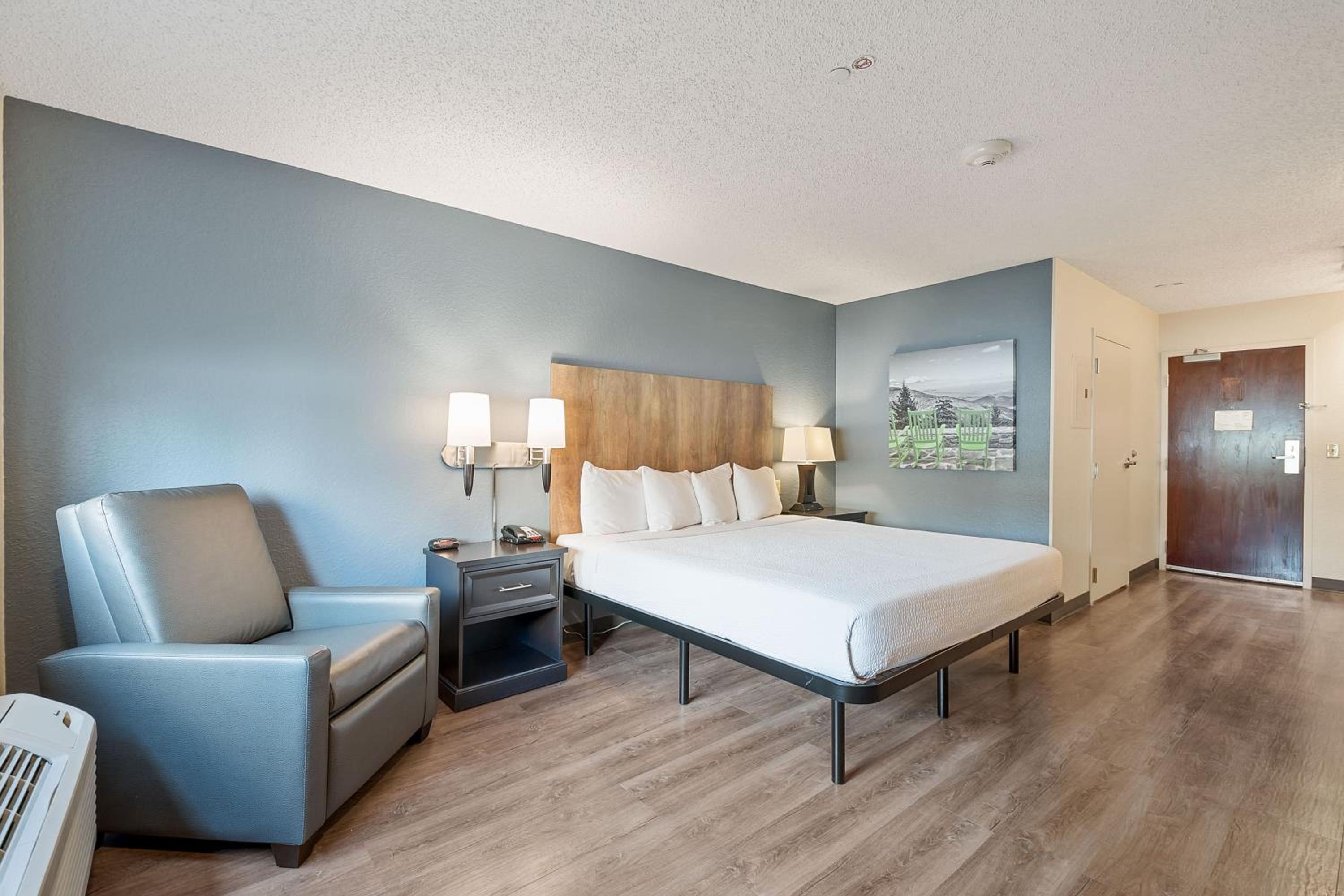 Studio with 1 King Bed - Non-Smoking