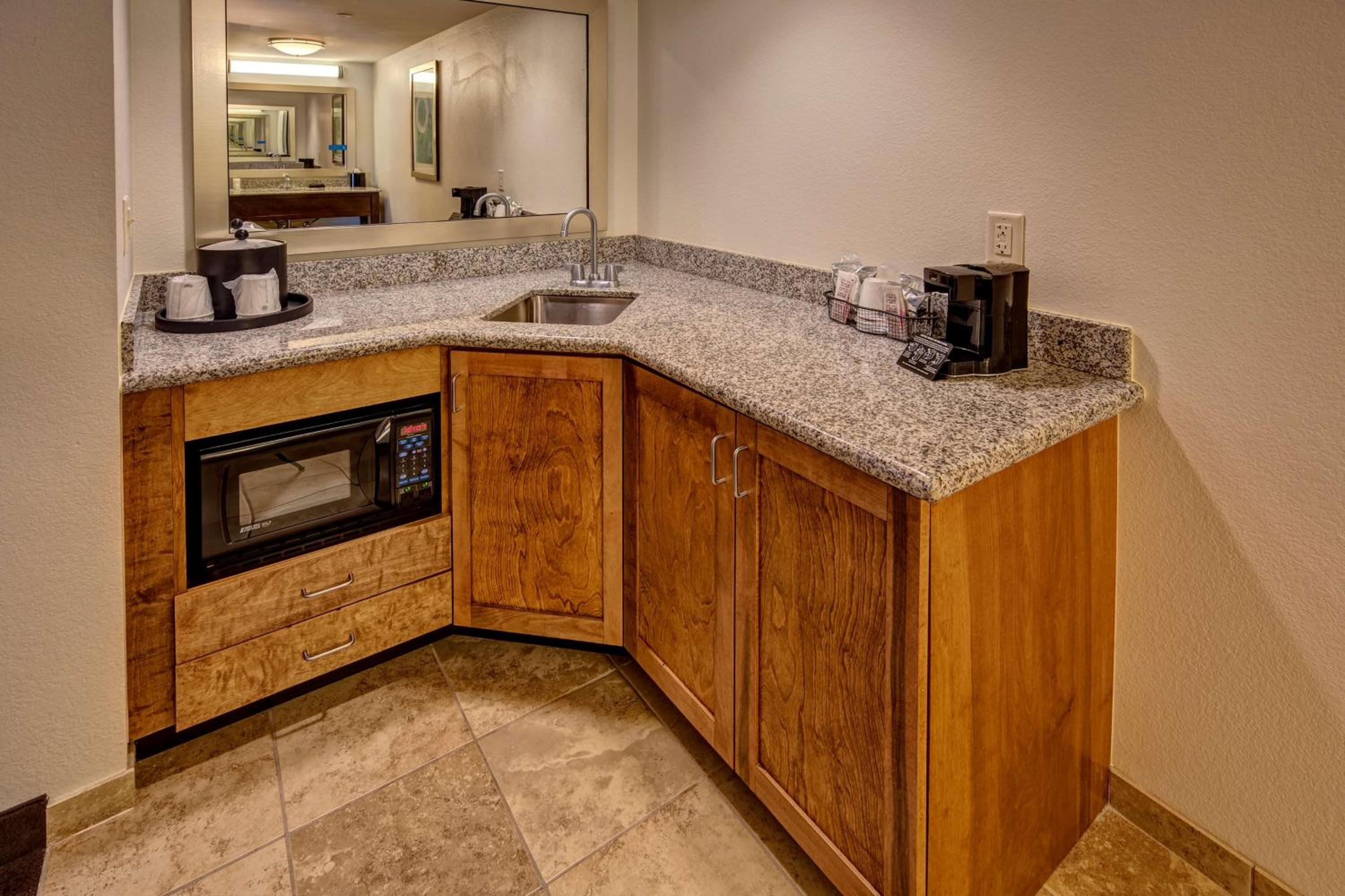 Deluxe King Studio Suite - Non-Smoking