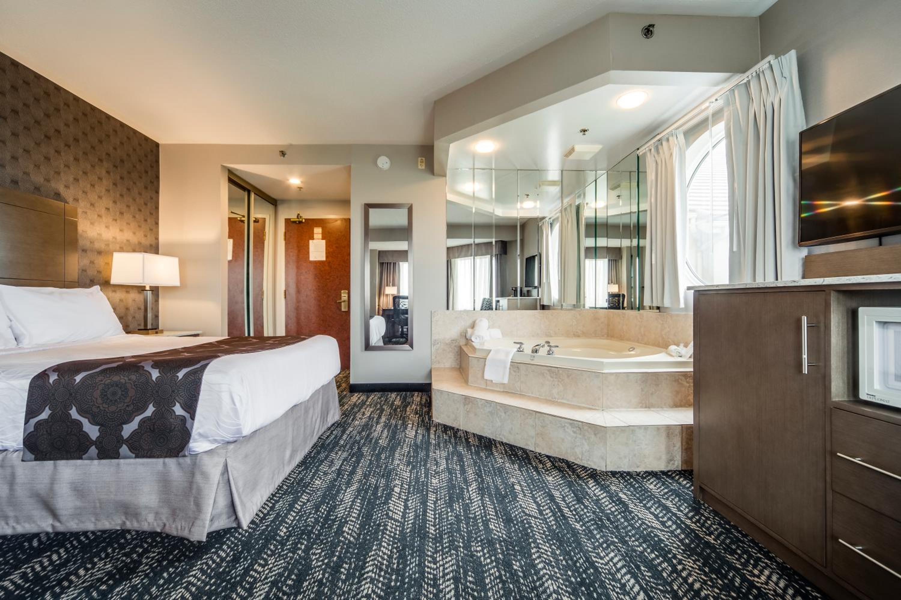 Queen Suite with Jetted Tub