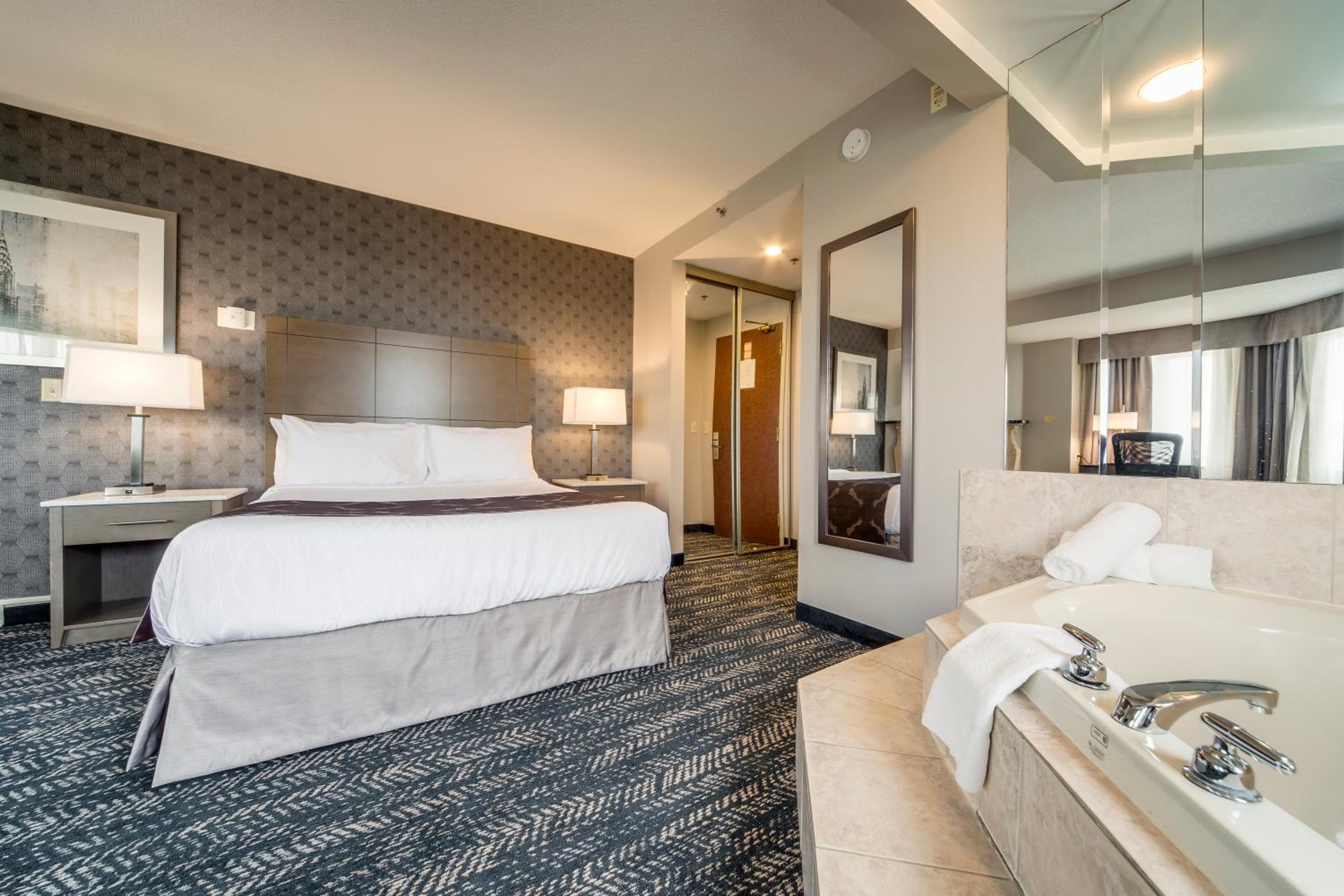 Queen Suite with Jetted Tub