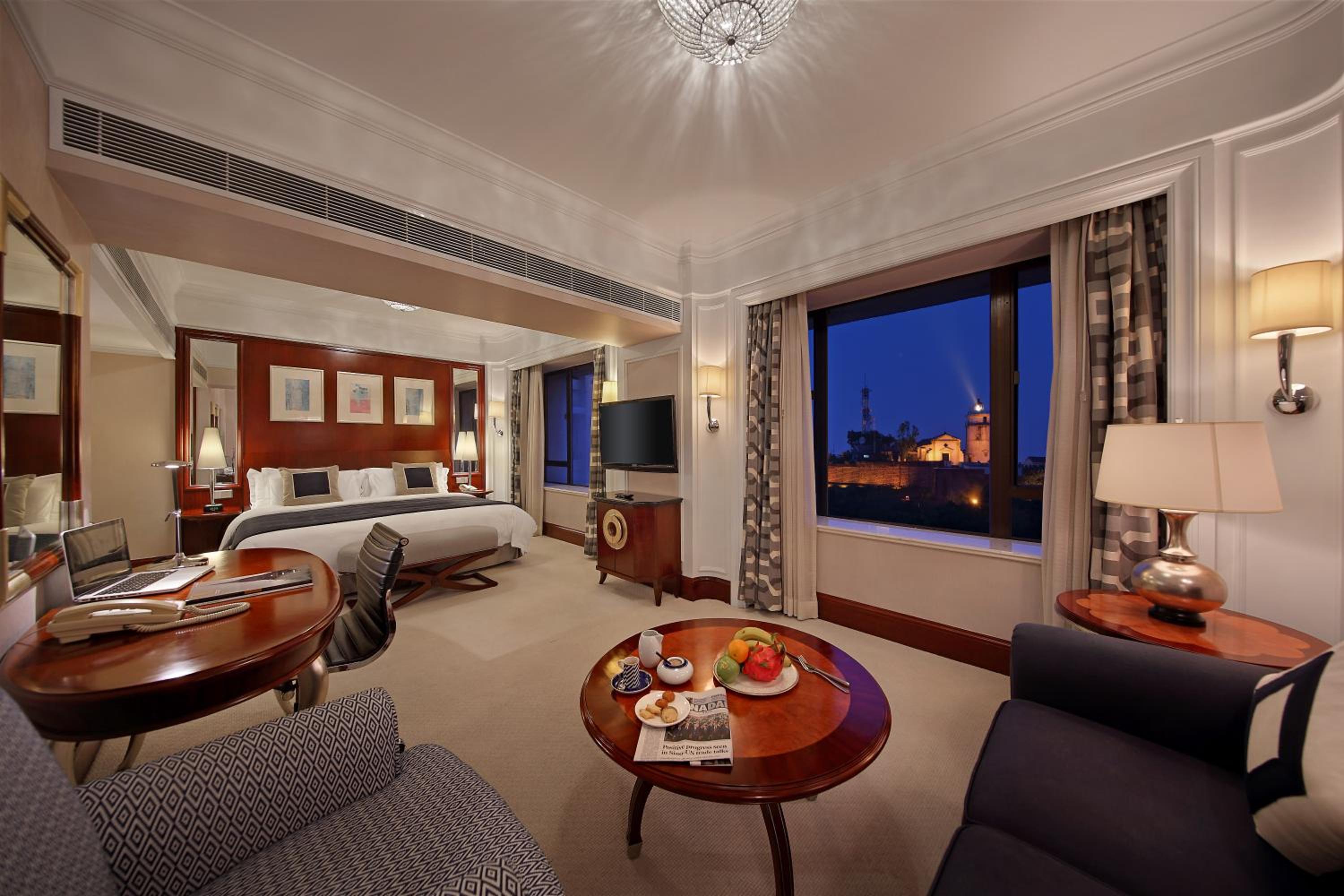 Royal Premier King Suite with 2 Breakfasts, 2 afternoon tea and Lounge Benefits