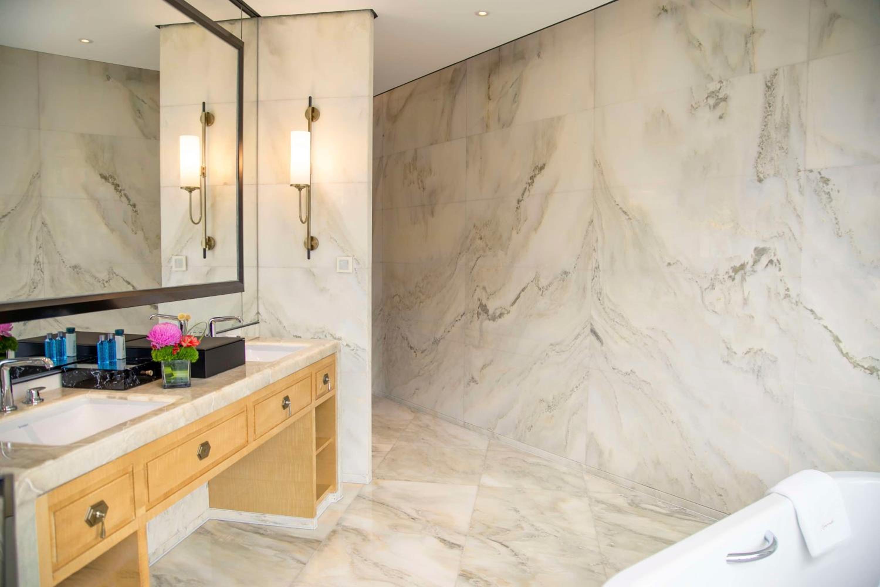 Deluxe Suite - Enjoy Free Executive Benefits