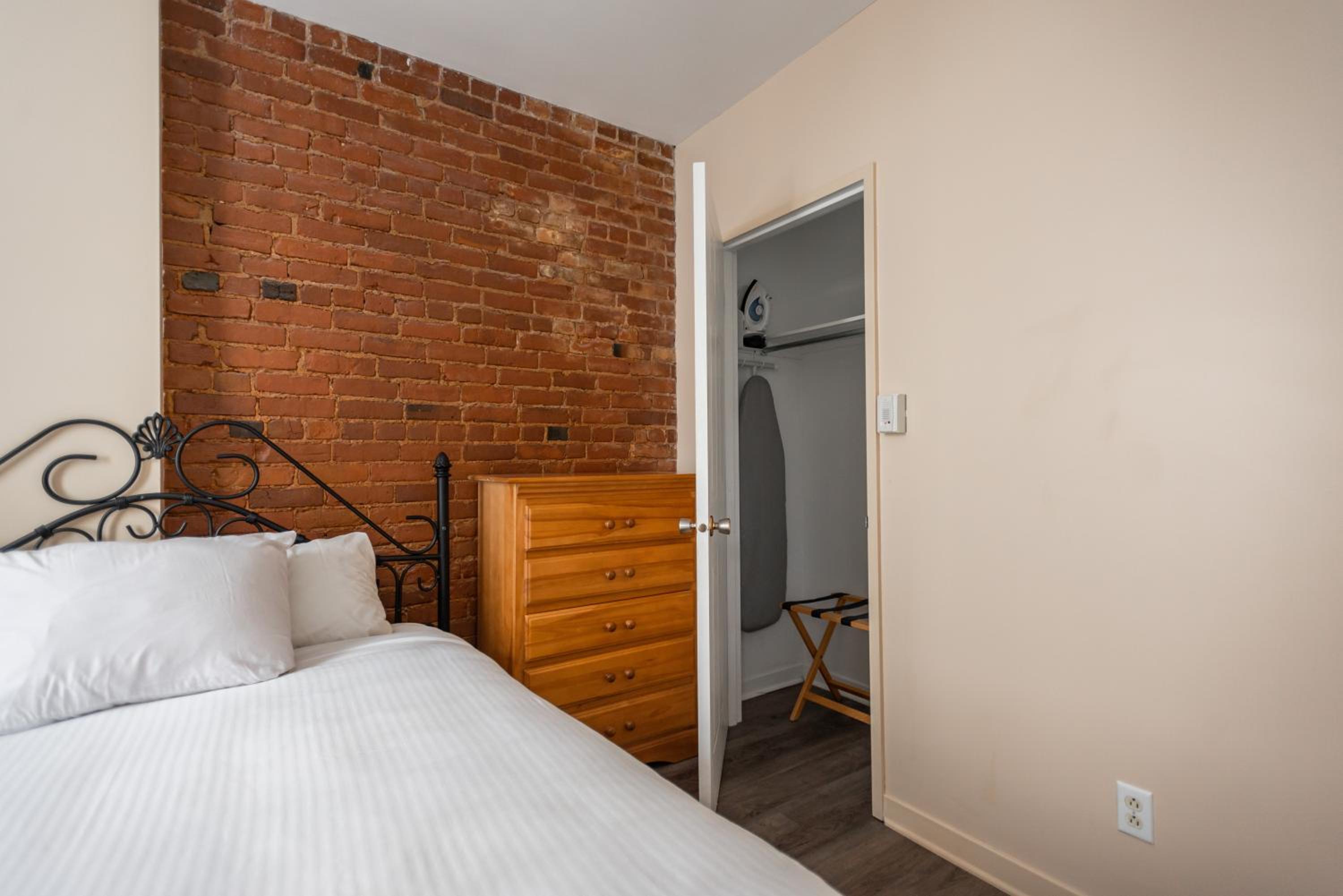 One-Bedroom Suite with Murphy bed