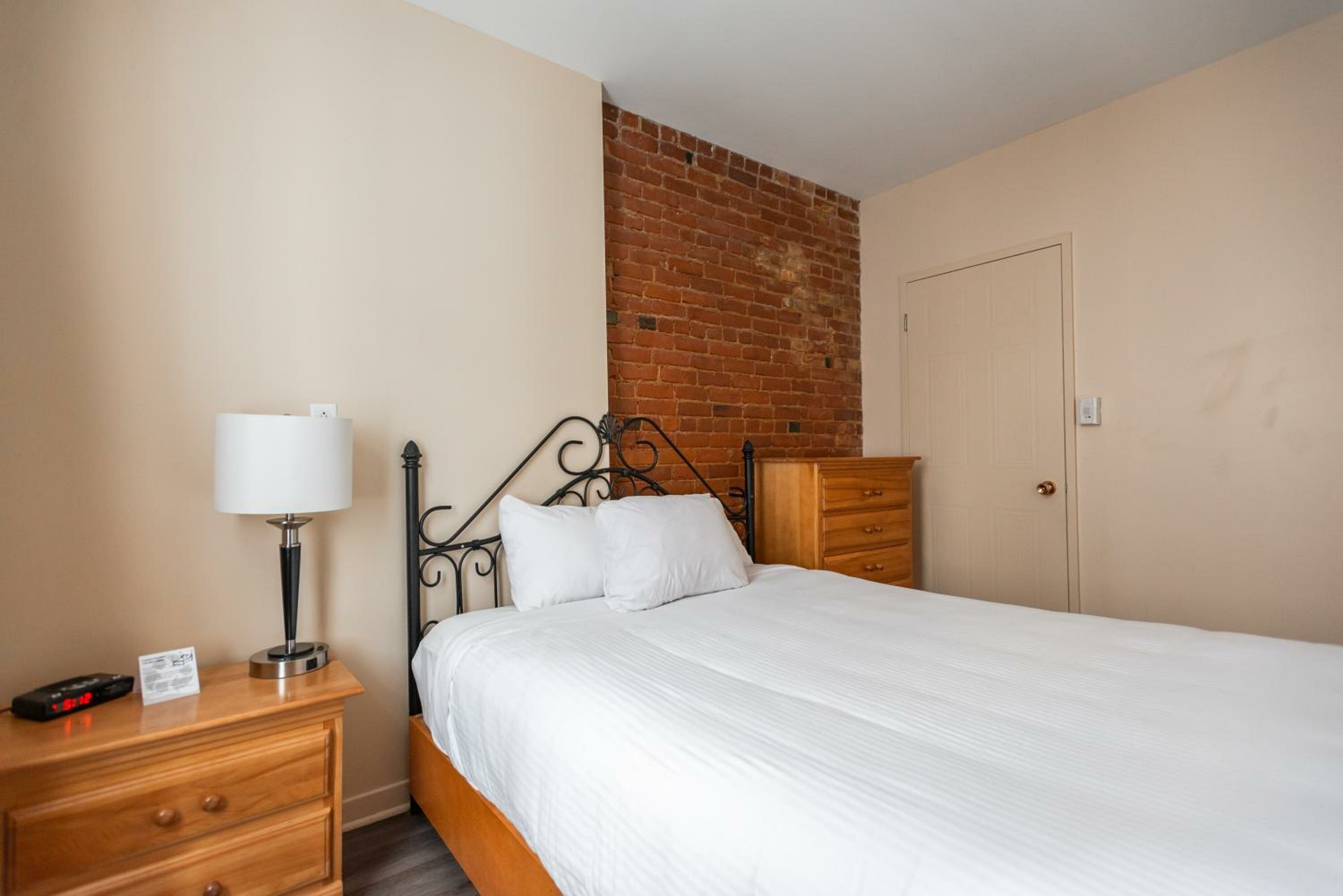 One-Bedroom Suite with Murphy bed