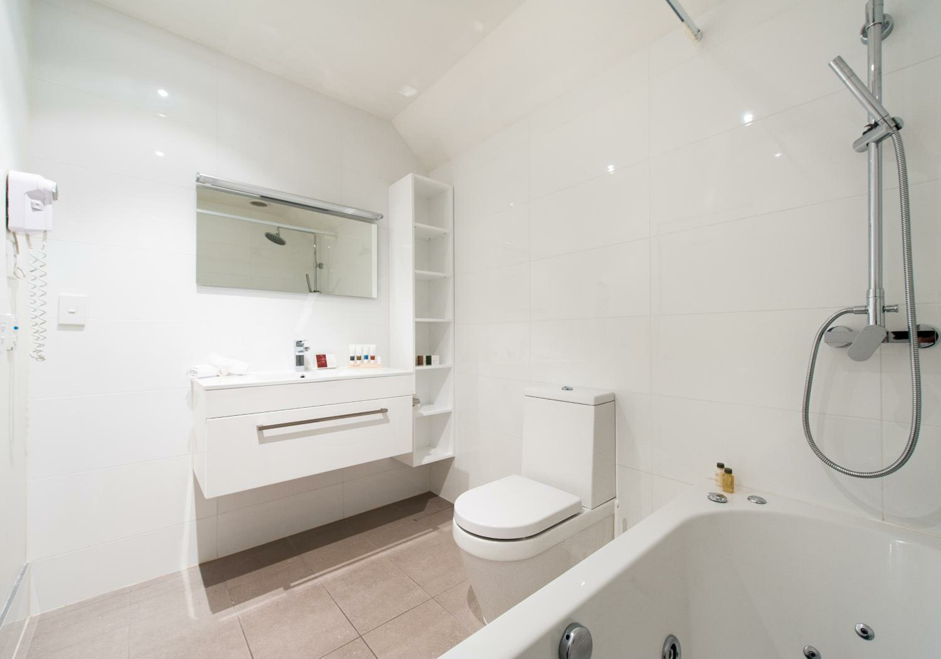 One-Bedroom King Suite with Spa Bath