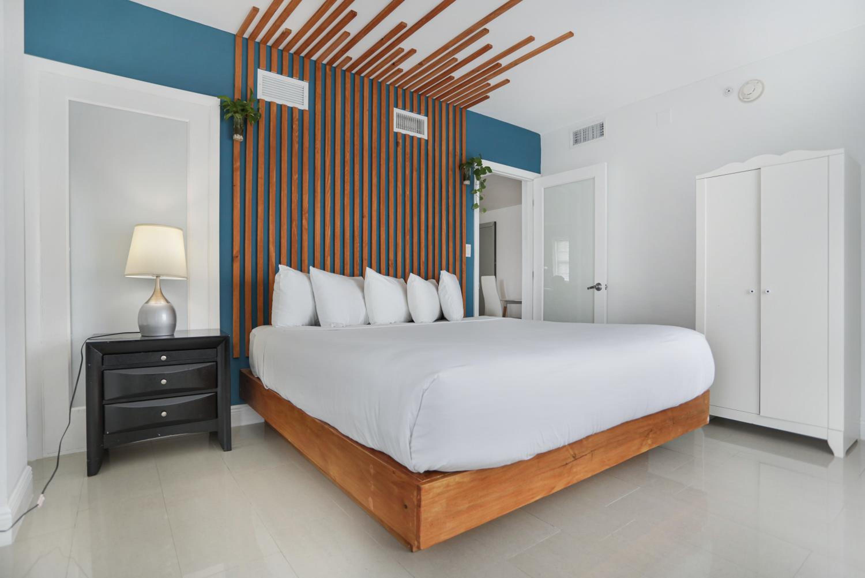 Deluxe Corner Two Bedroom Suite with Kitchen