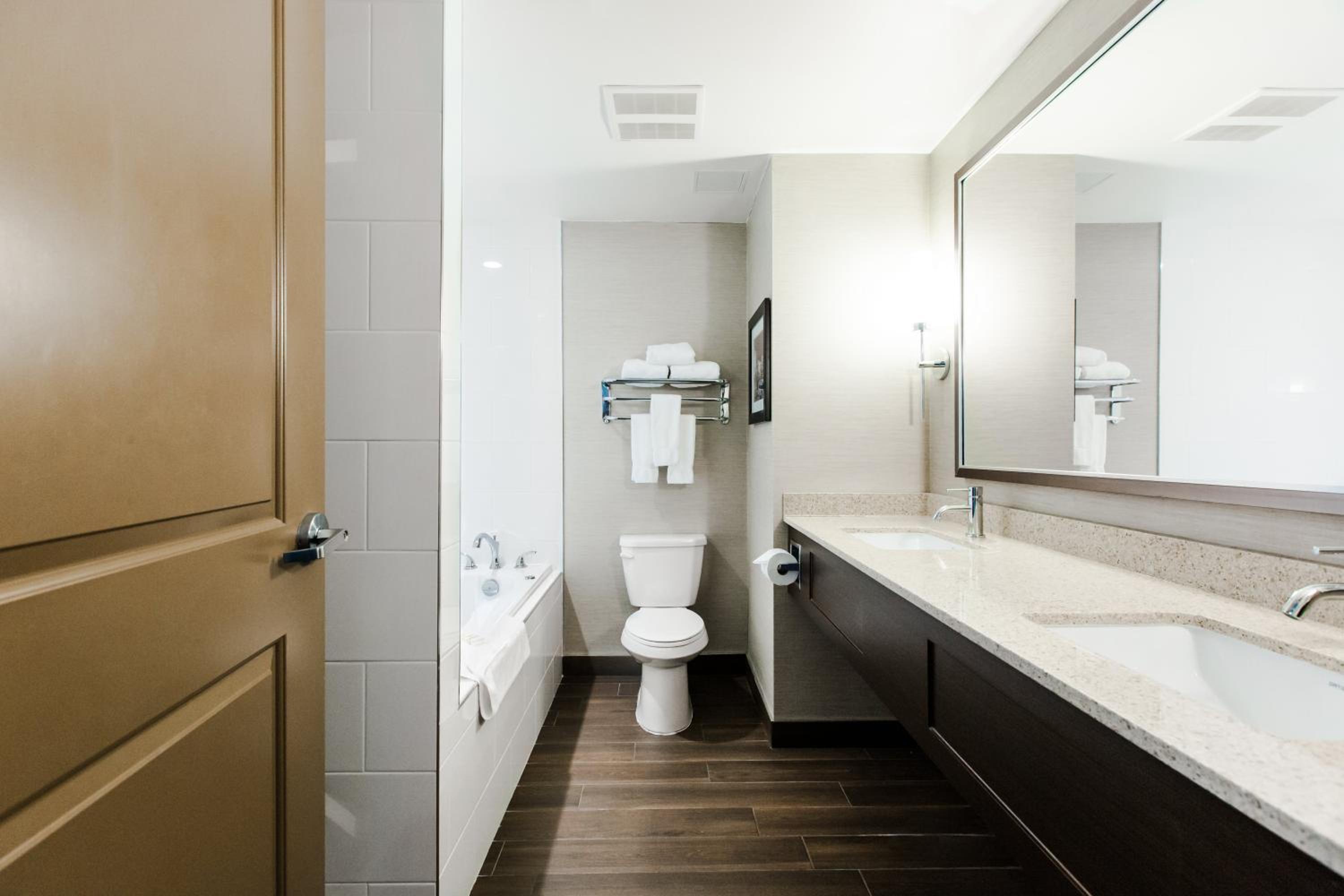 King Suite with Jacuzzi Tub 