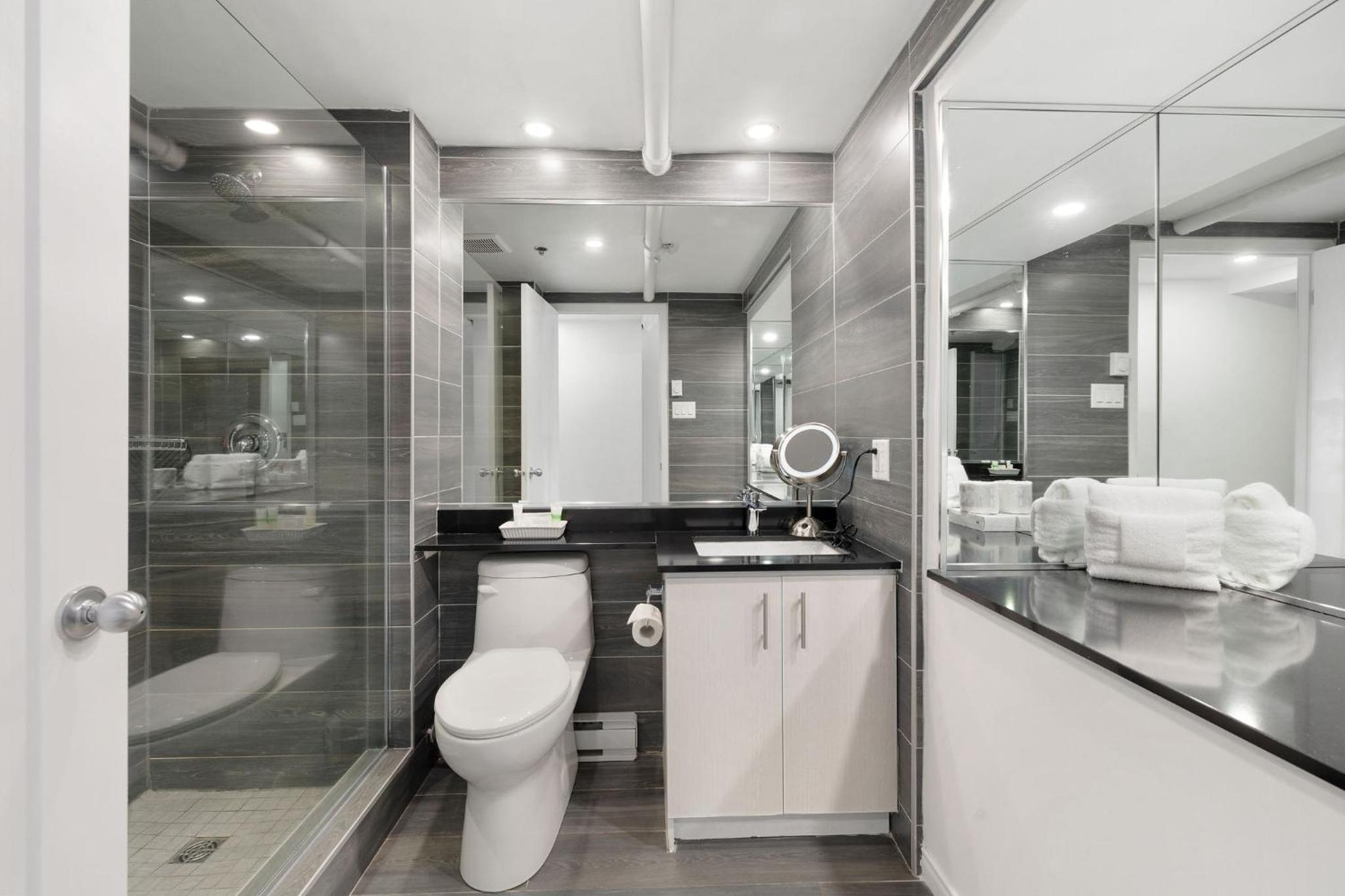 Superior Suite / Full Kitchen / Animals Not Permitted