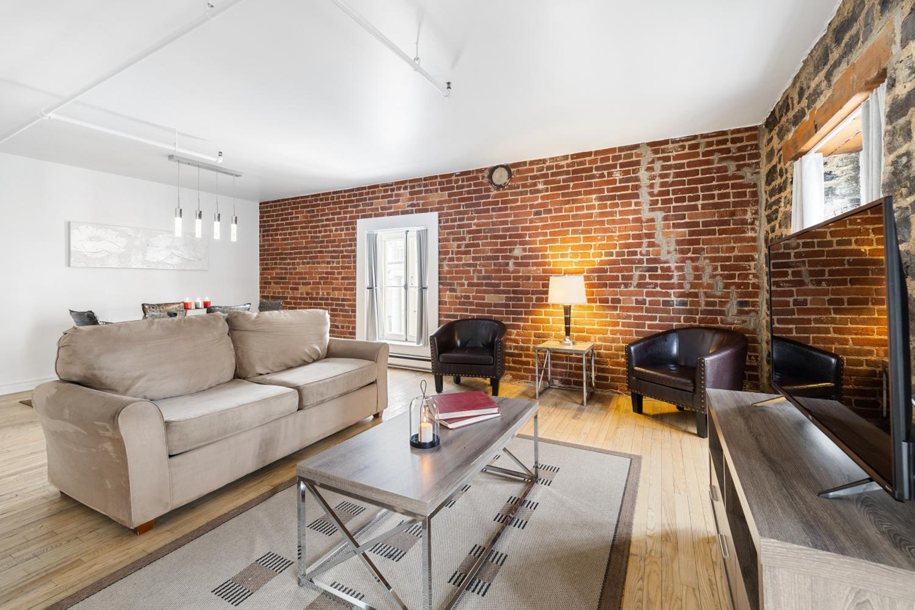 Superior Suite / Full Kitchen / Animals Not Permitted