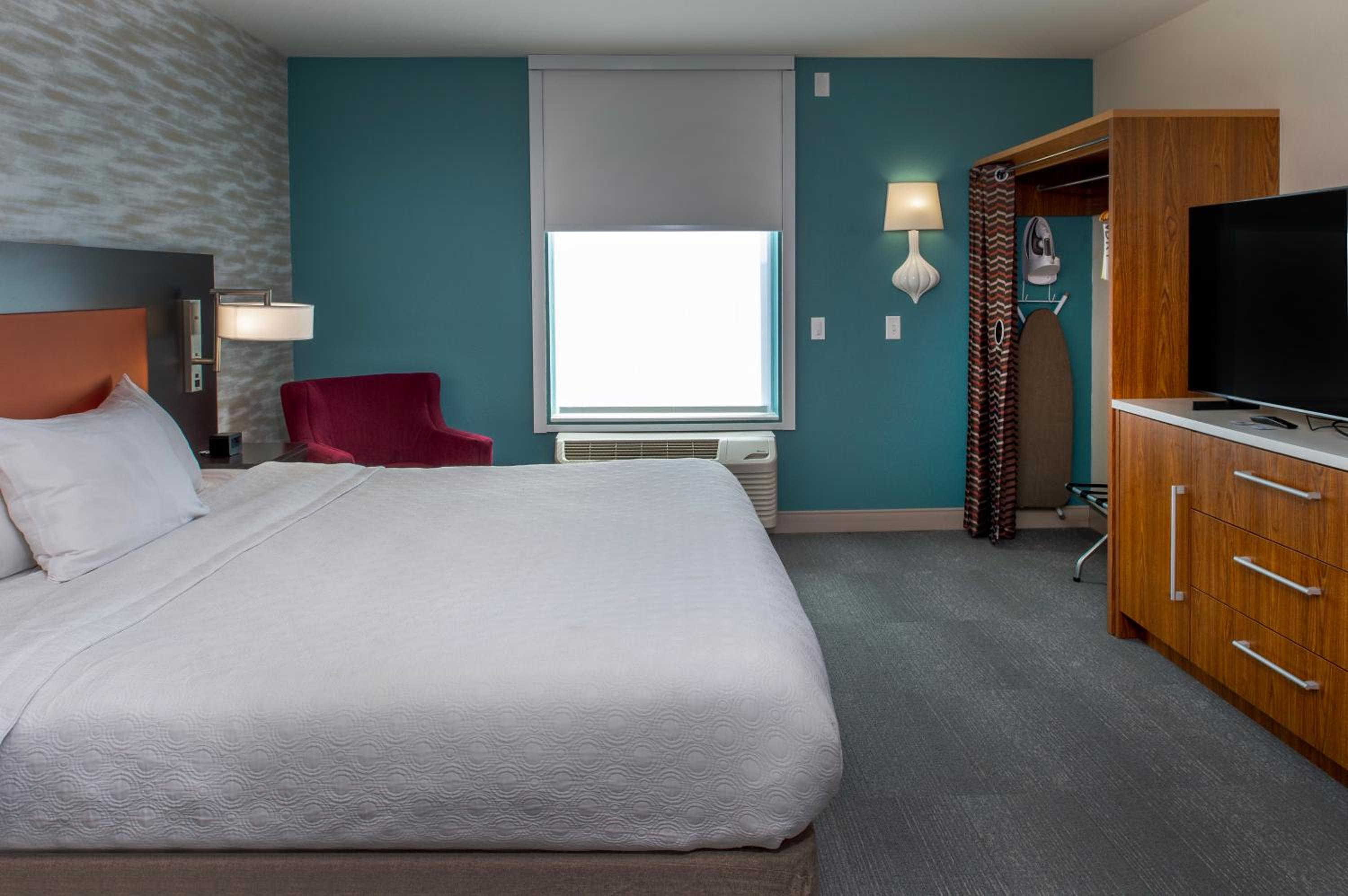 King Suite - Mobility Access/Non-Smoking