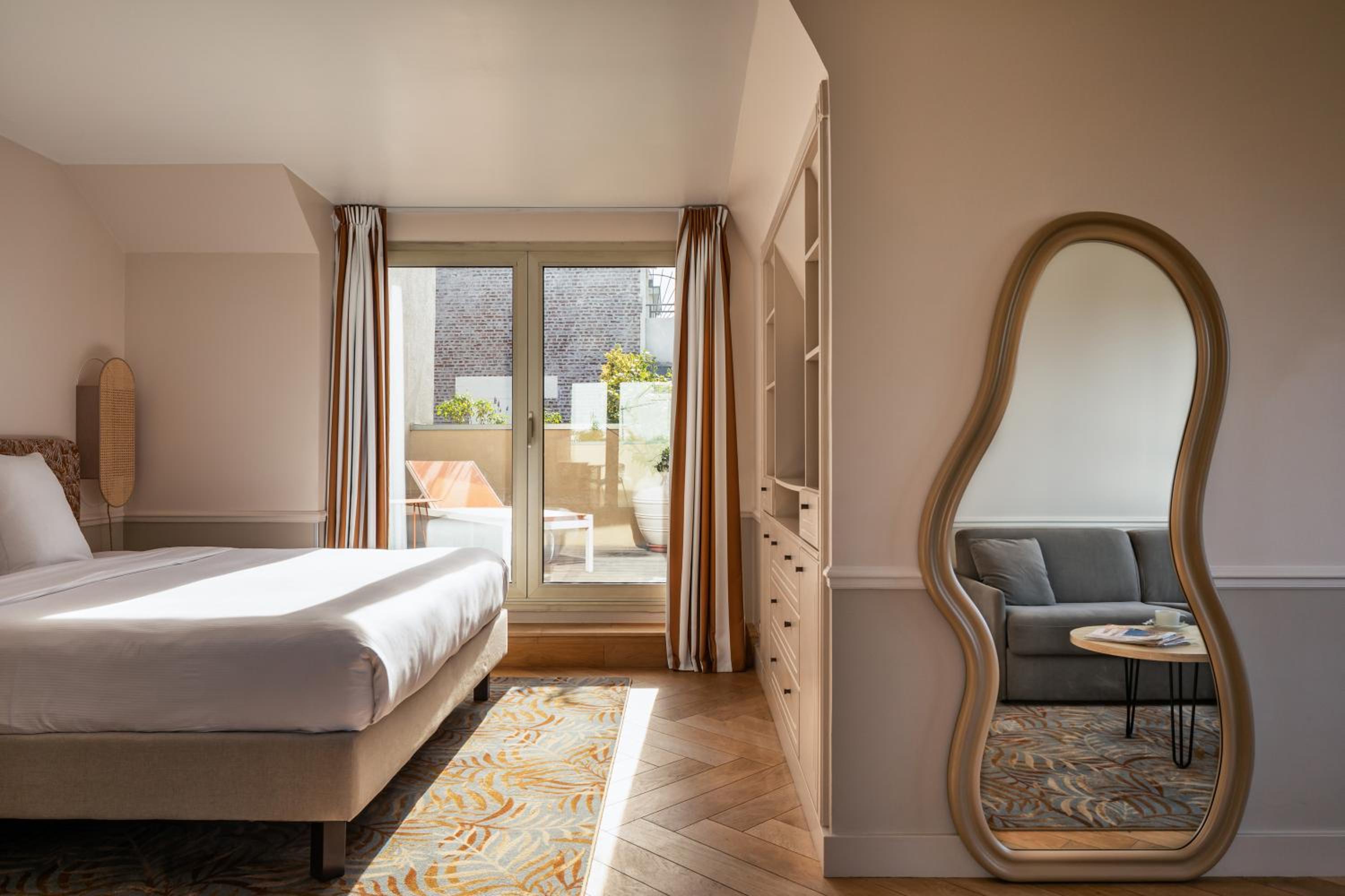 Junior Suite with Terrace and Eiffel Tower View