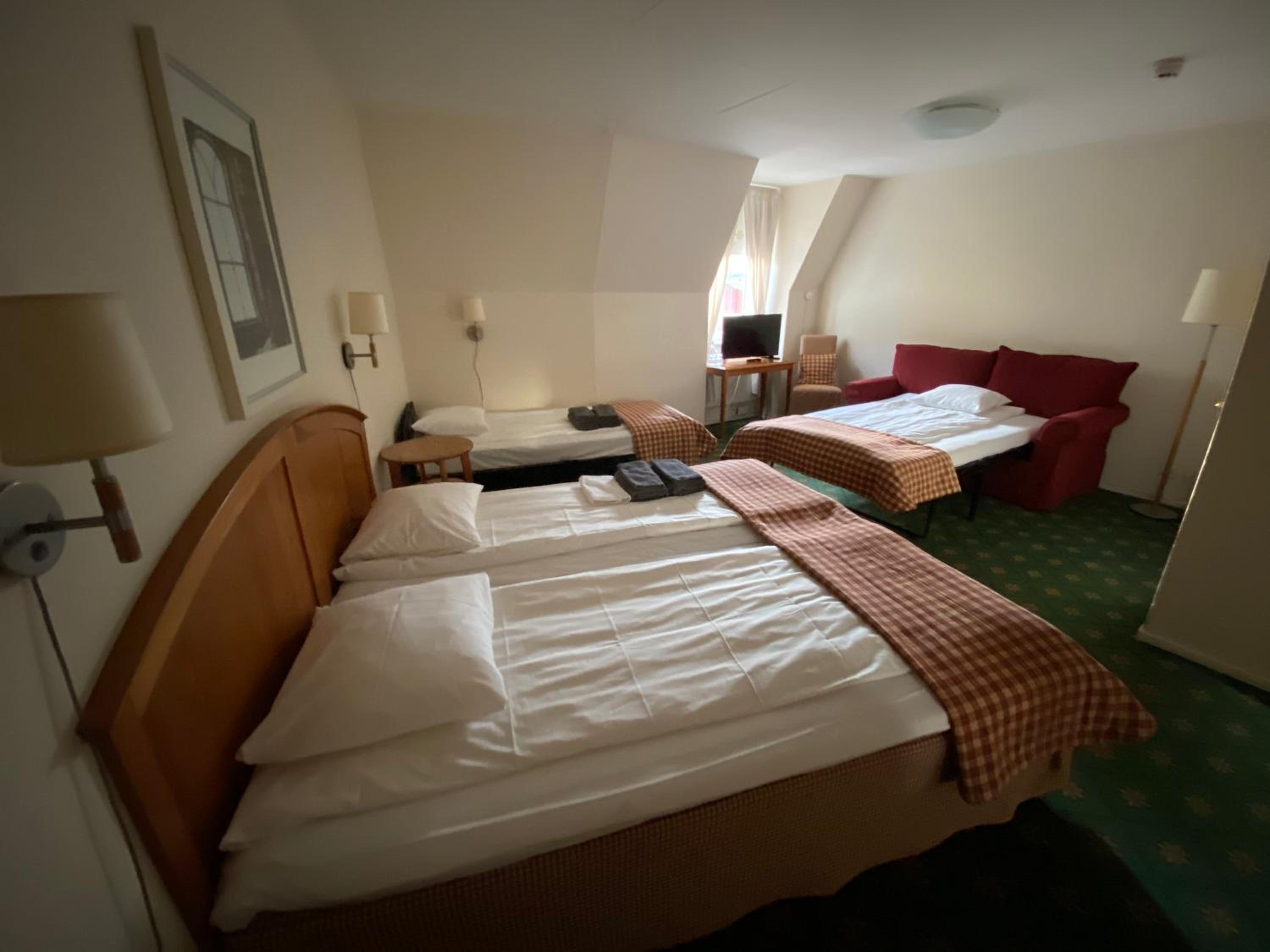 Family Room (2 Adults + 2 Children)