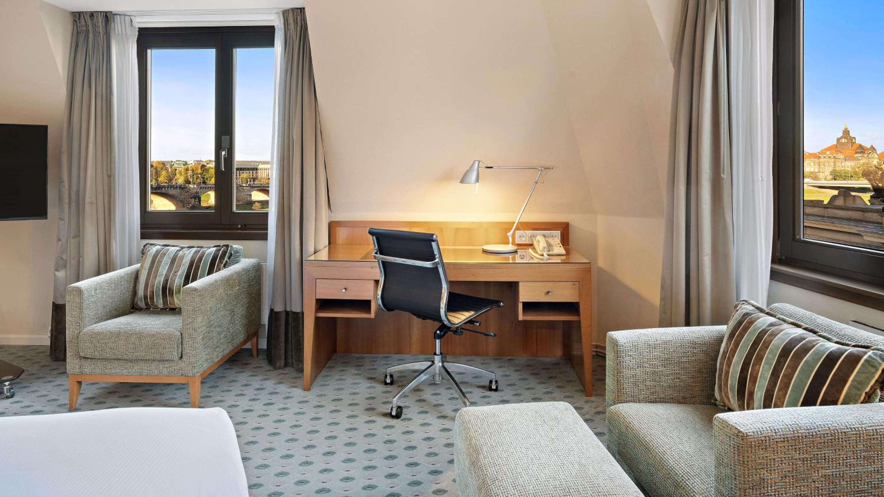 Queen Executive Room with Riverview and access to the Executive Lounge