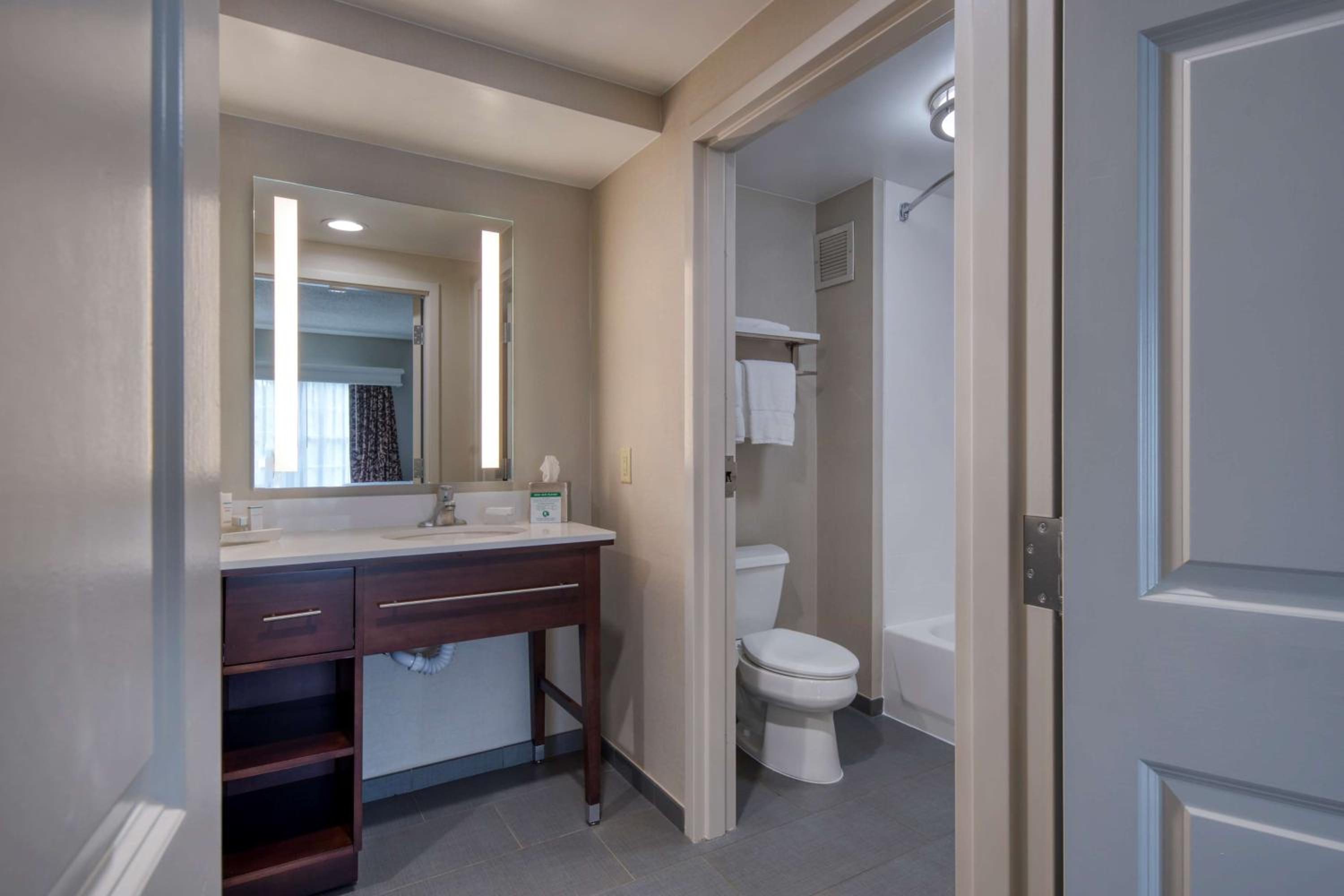 Two-Bedroom Queen Suite - Non-Smoking