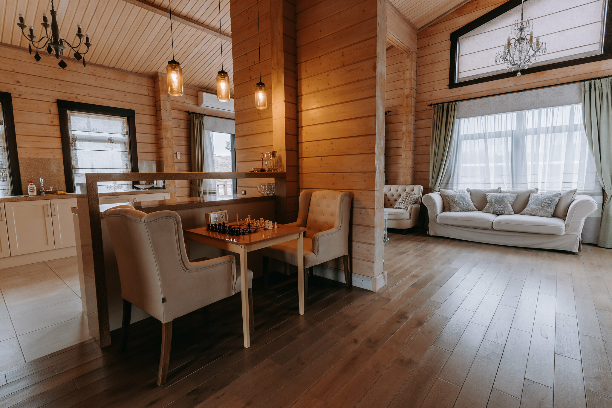 Дом у пруда