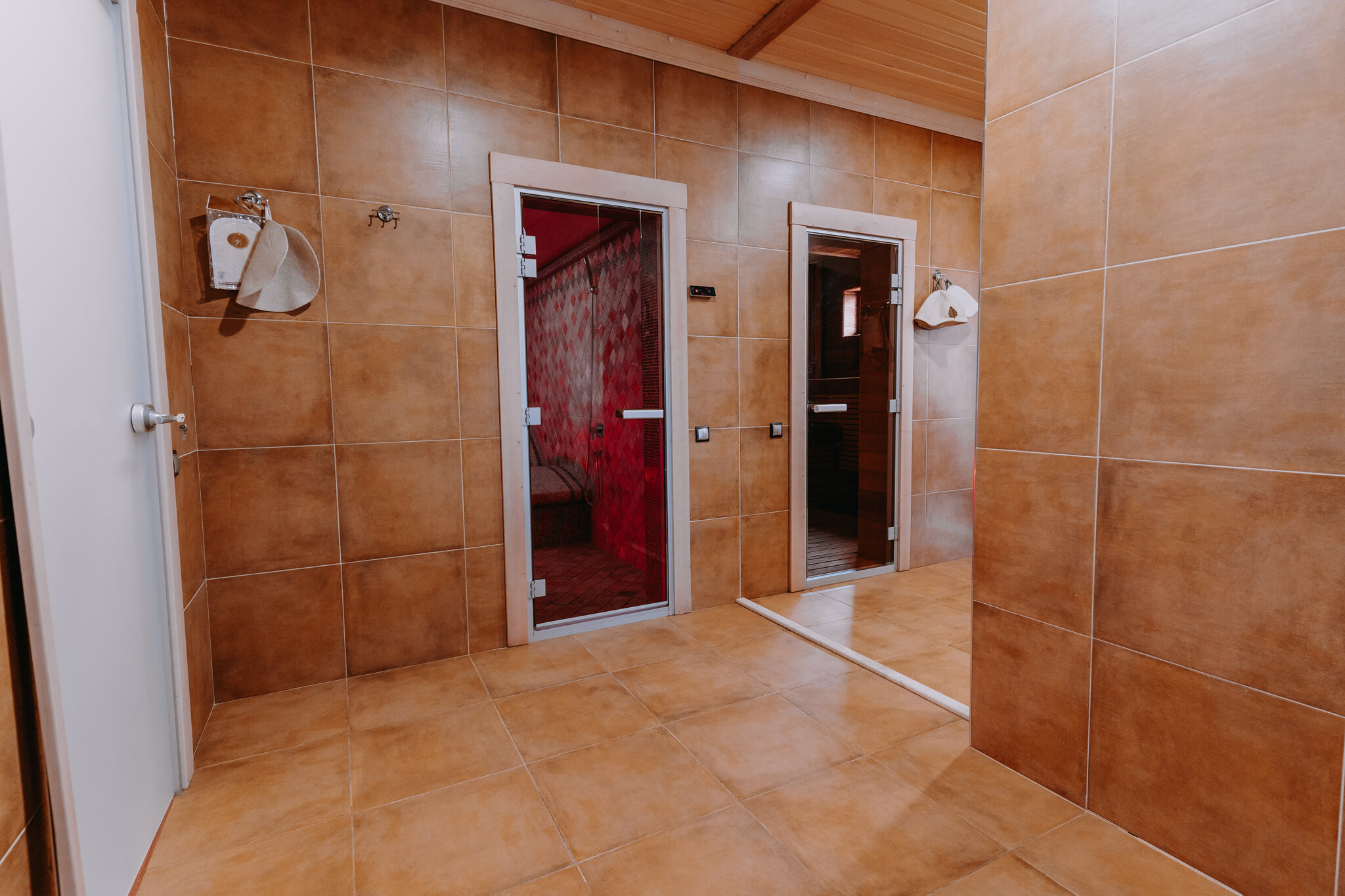 Дом у пруда