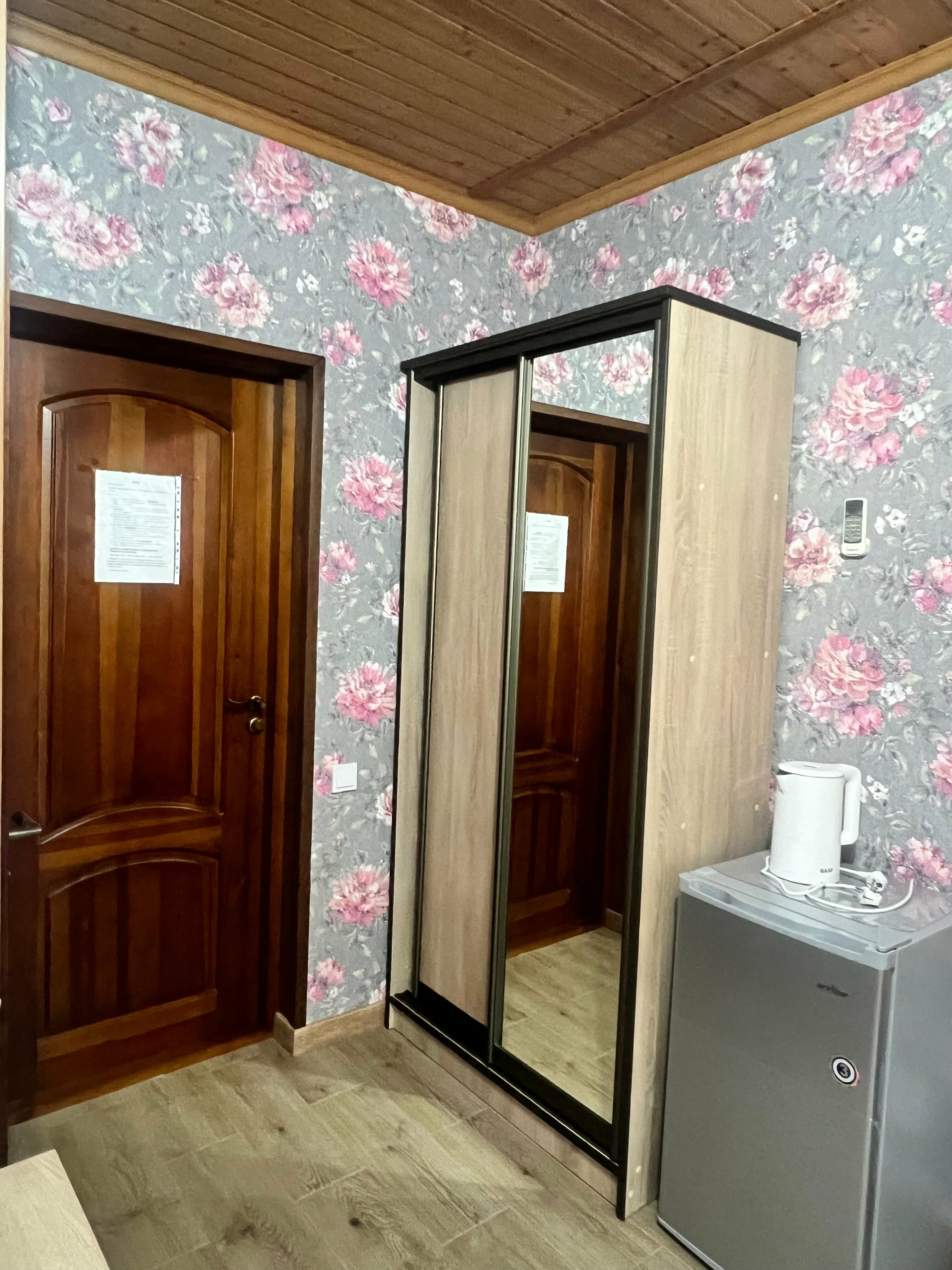 Двухместный номер с двуспальной кроватью и дополнительной кроватью