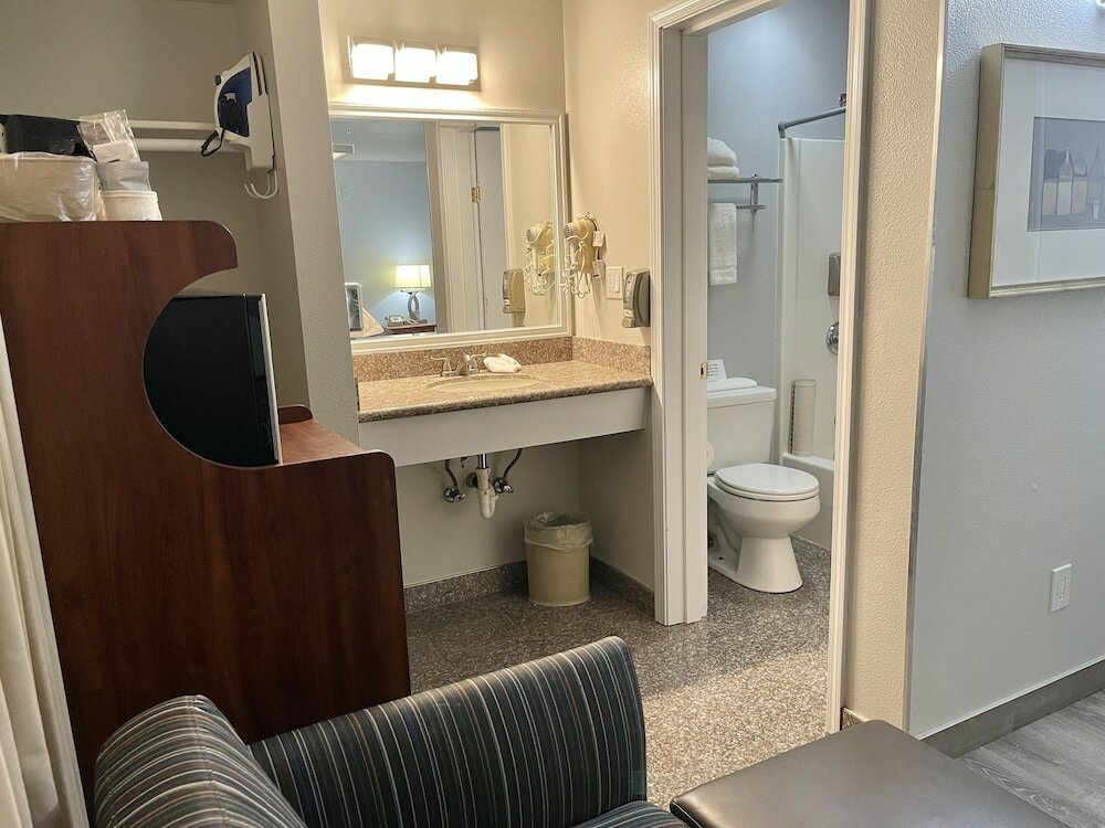Basic Single Room, 1 King Bed, Non Smoking