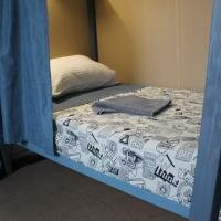 Односпальная кровать в общем номере с 10 кроватями