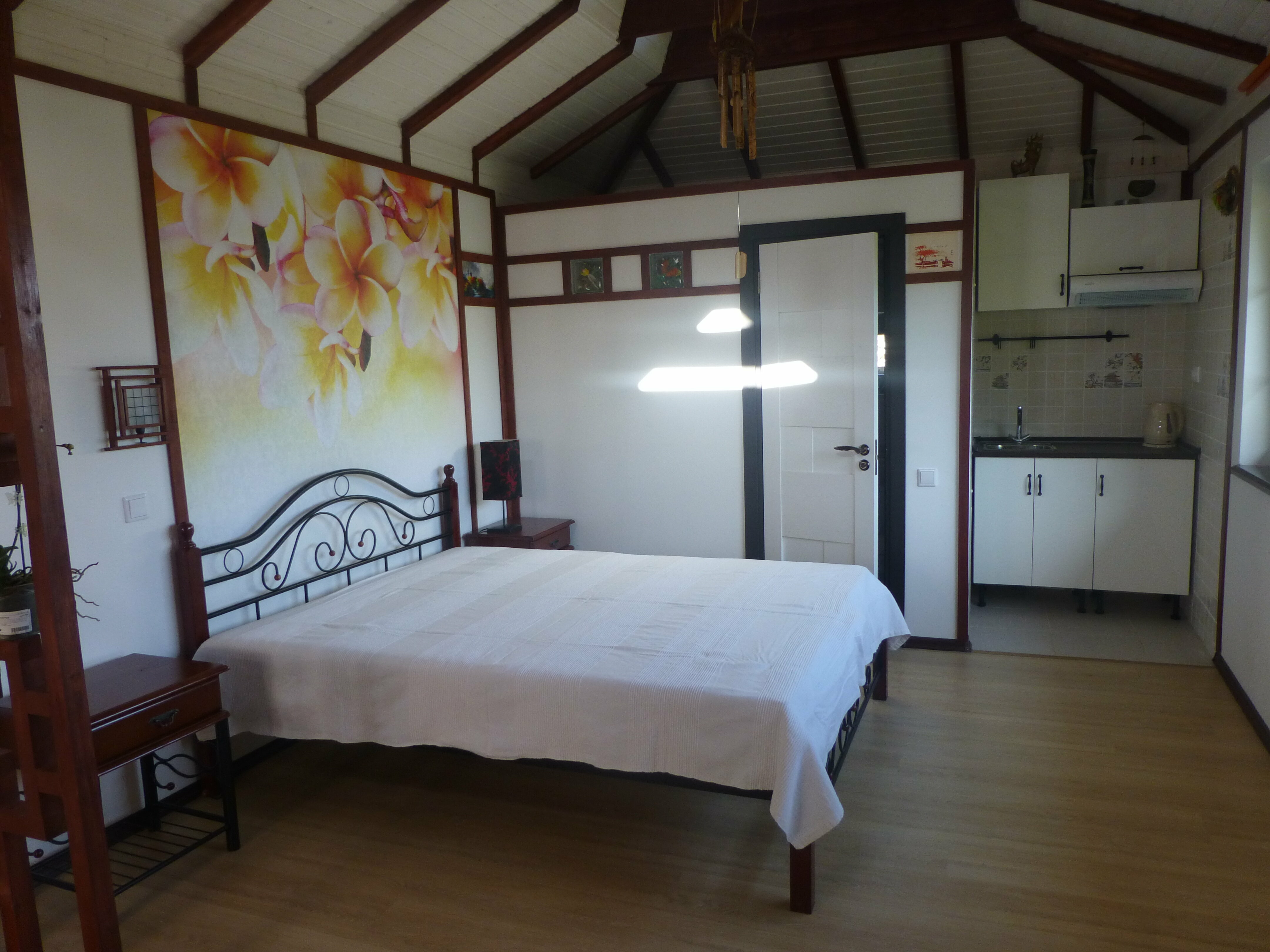 Трехместный номер с собственной ванной комнатой