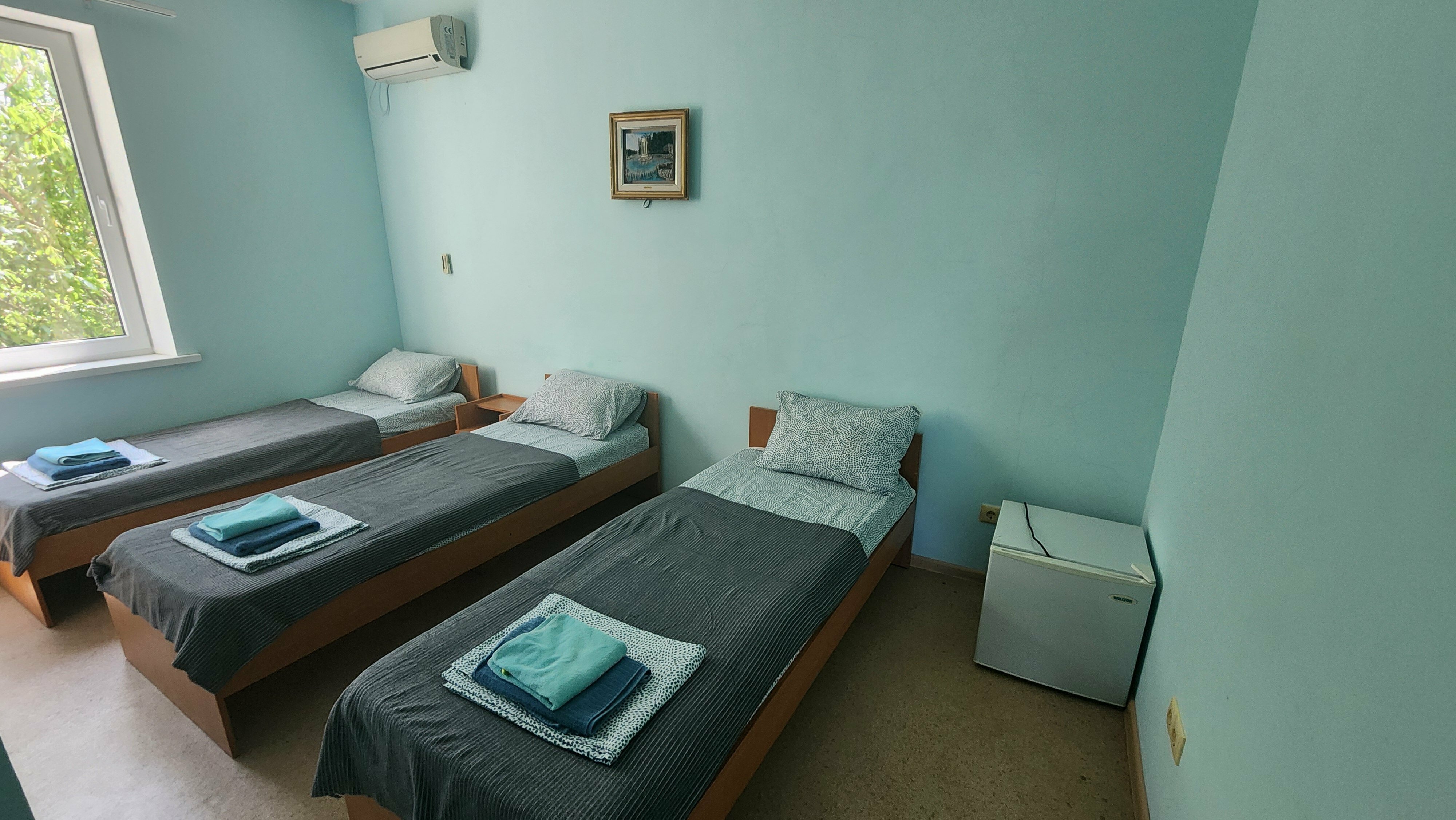 Трехместный номер «Комфорт» с душем