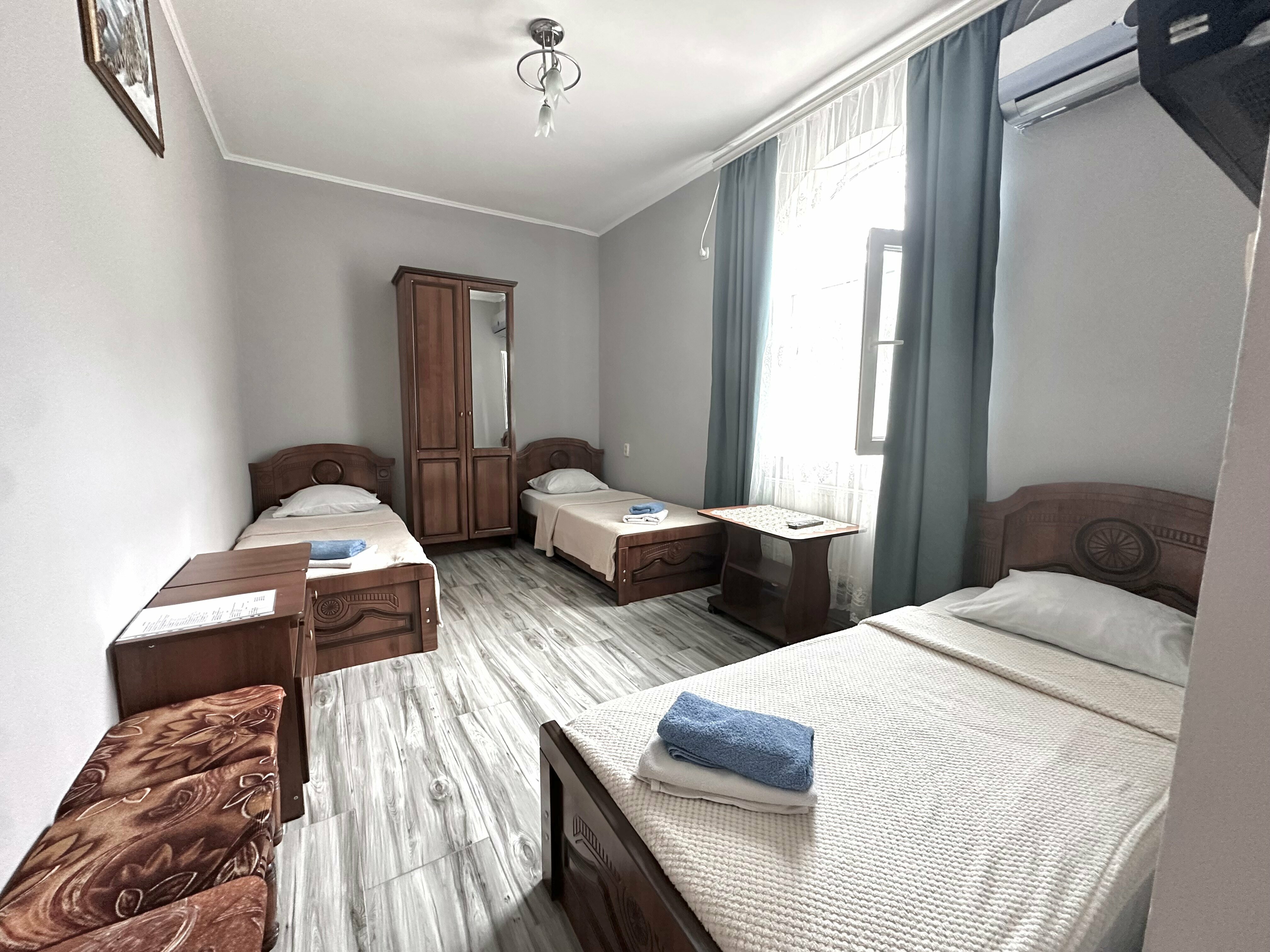 Трехместный номер с общим туалетом